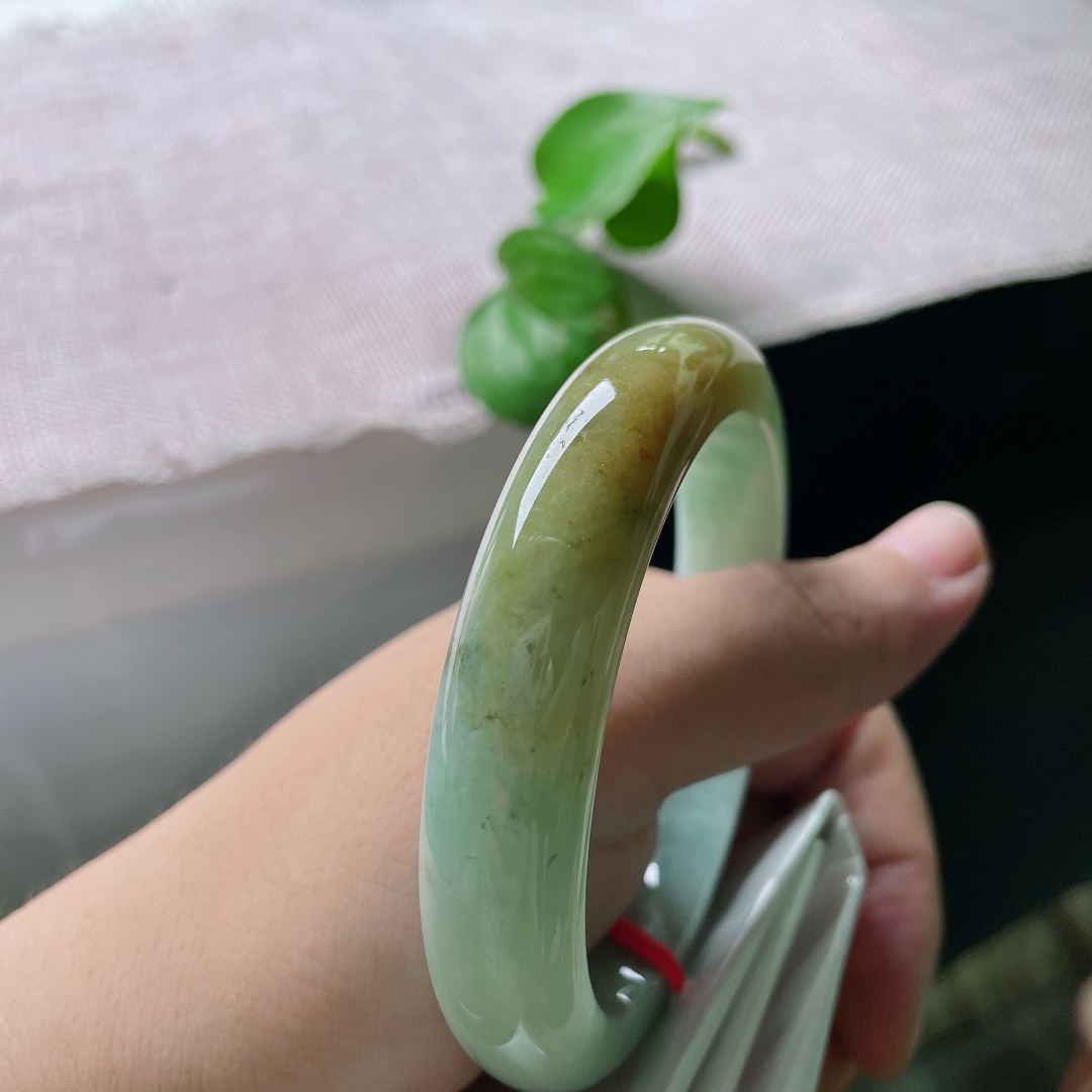 60/13.5/8.4，飘黄翡正圈，大圈口，绿底作陪，古典又有韵味，一点侧纹不显，ss54453a