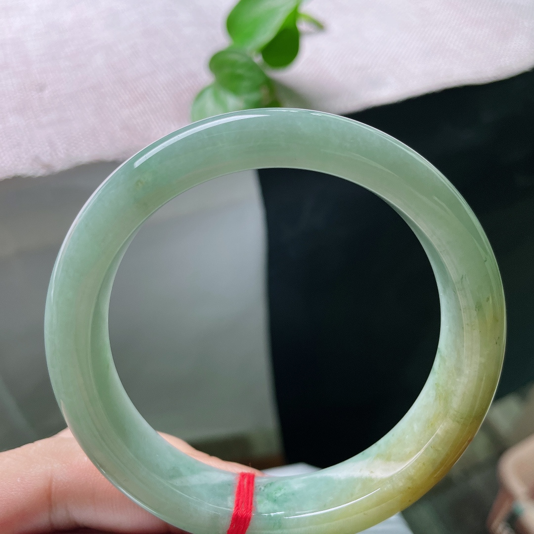 60/13.5/8.4，飘黄翡正圈，大圈口，绿底作陪，古典又有韵味，一点侧纹不显，ss54453a
