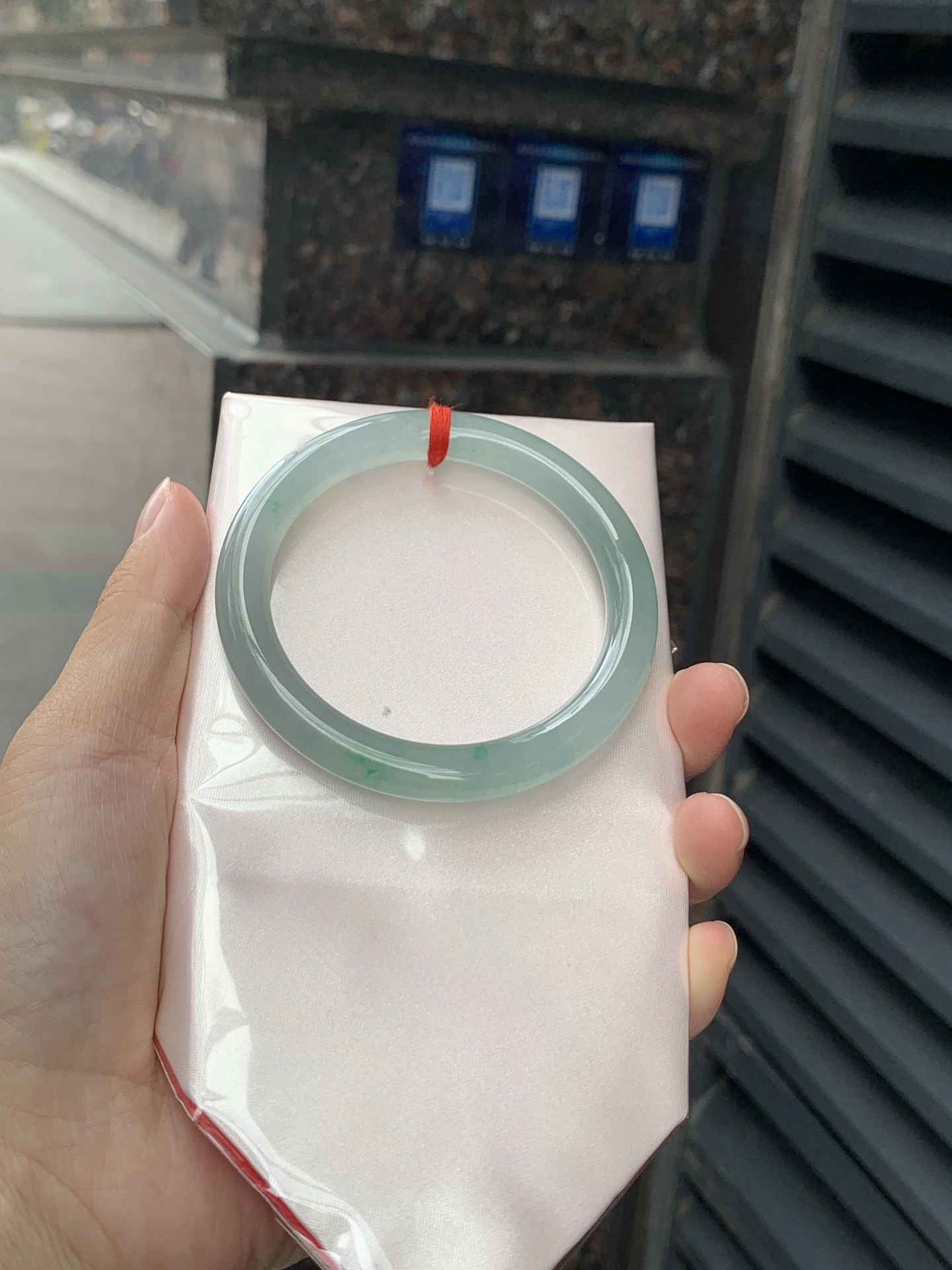 冰阳绿圆条 55.5-8.3-8.5 0614-N996 无裂，底妆冰透有水光感，阳绿色花像在水中摇曳散开，整只手镯精致优雅。