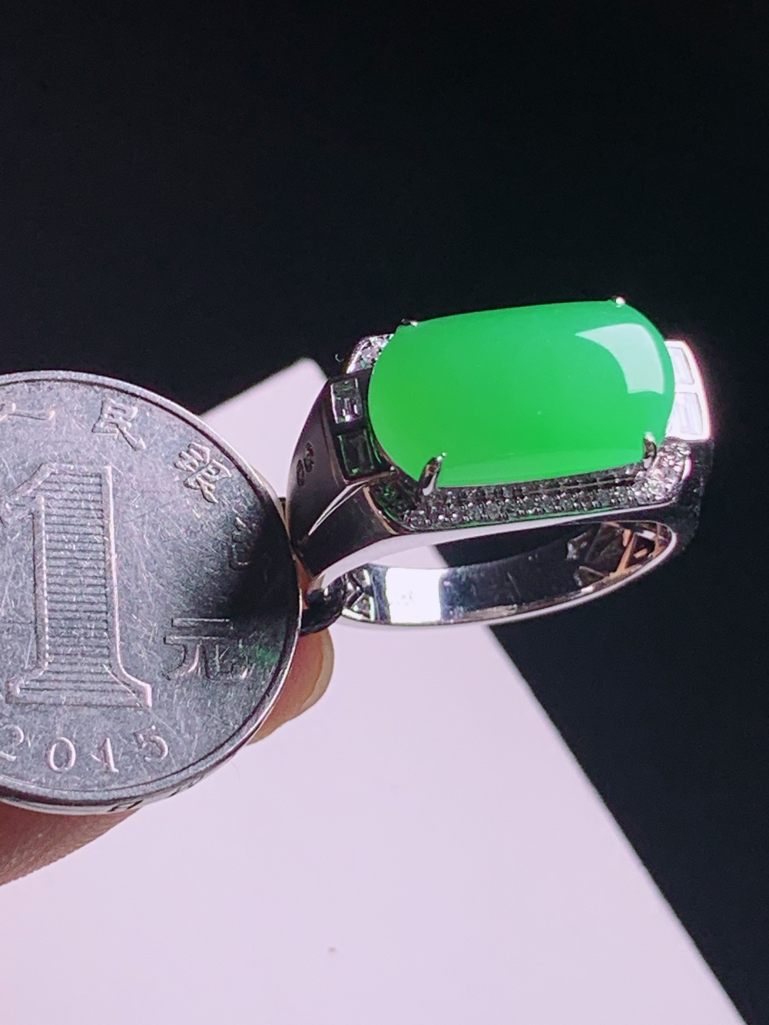 甜绿马鞍戒指，色浓阳绿18K金镶，利落款型低调显贵