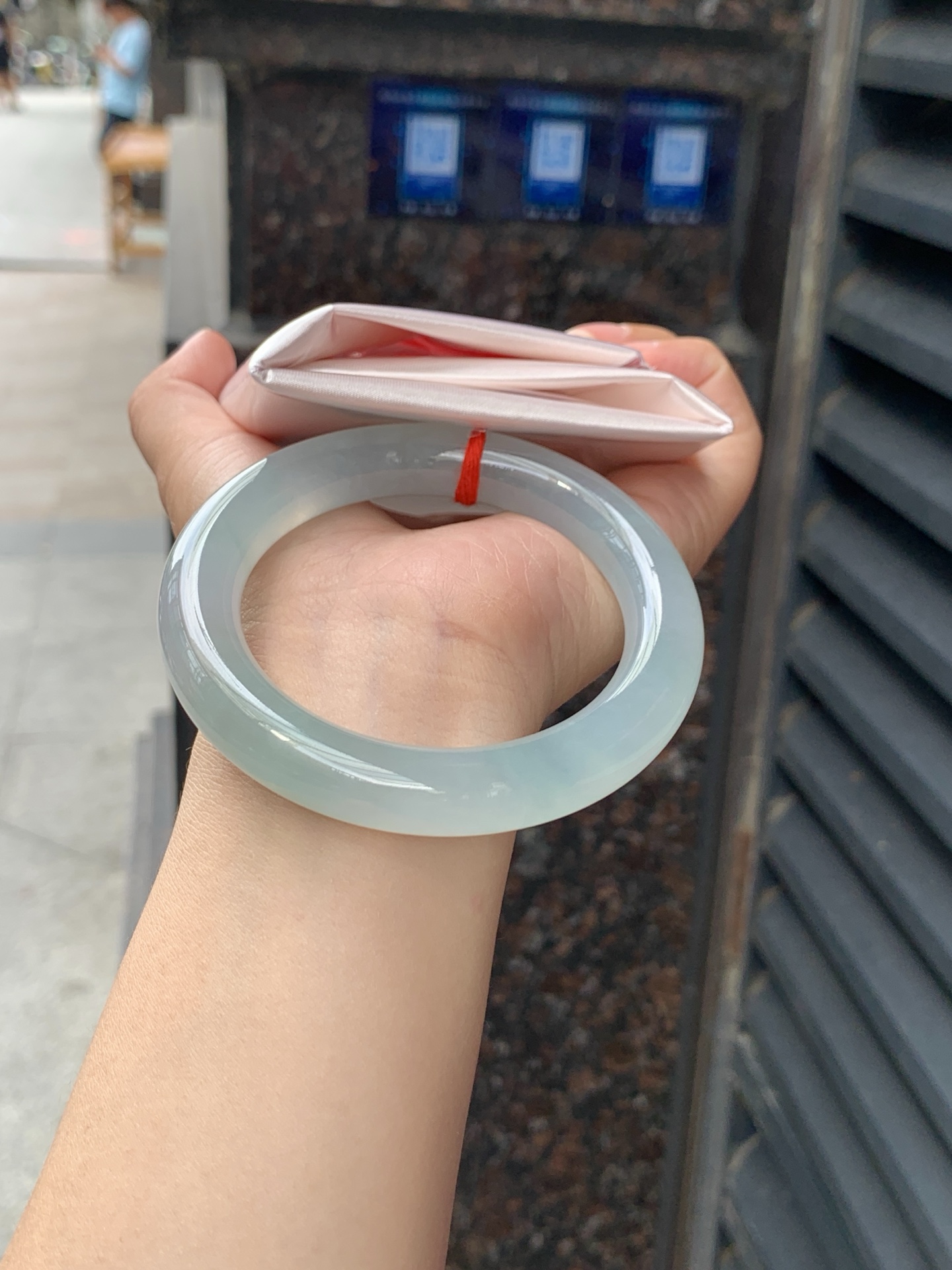 冰晴圆条 56.8-11.5-11.5 0614-N995-5 打灯细纹，底妆胶润，清爽耐看的均匀晴底，夏季美好的冰凉感，时而晴而晴蓝，随光线变化如梦如幻。