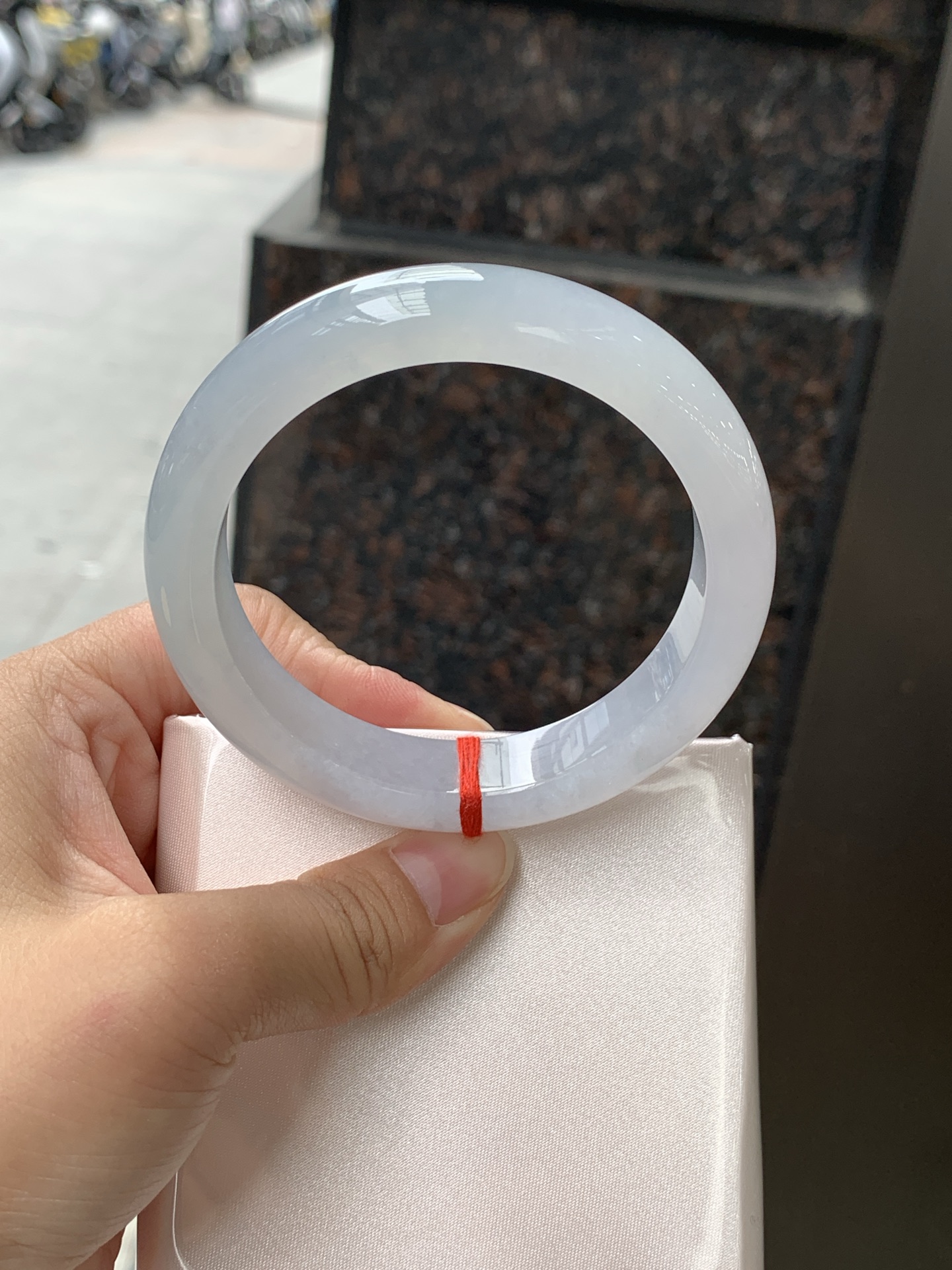 冰蓝正圈 0613-4A134 无裂，底妆冰润细腻，千变万化的冰晴蓝底色，拥有海的颜色，却散发着星空的光芒，这是一只来自冰川蓝的清冷气质仙女镯。