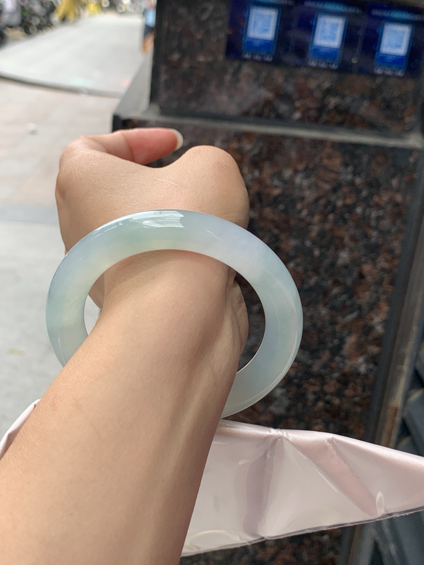 冰晴圆条 56.8-11.5-11.5 0614-N995-5 打灯细纹，底妆胶润，清爽耐看的均匀晴底，夏季美好的冰凉感，时而晴而晴蓝，随光线变化如梦如幻。