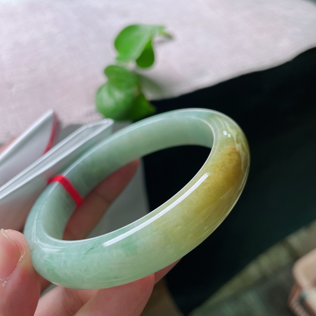 60/13.5/8.4，飘黄翡正圈，大圈口，绿底作陪，古典又有韵味，一点侧纹不显，ss54453a