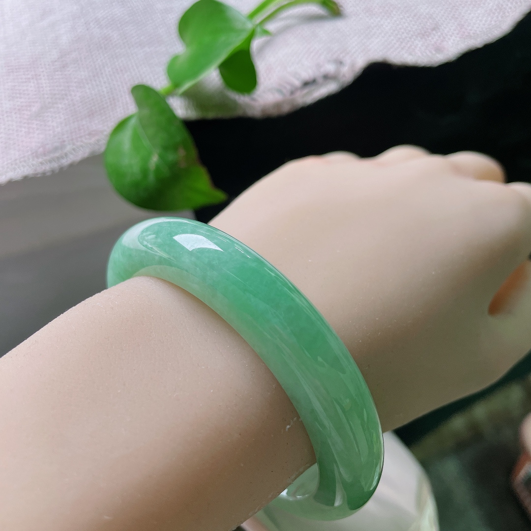 绿底正圈，鲜翠夺目，种老，一碧千里，把盛夏戴在腕间，无裂，ss51653a