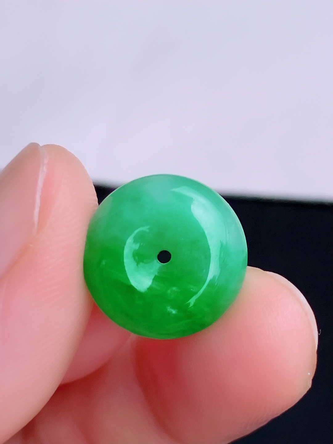 翠绿小平安扣，色美清爽，尺寸14.5/5.5/自然光实拍
