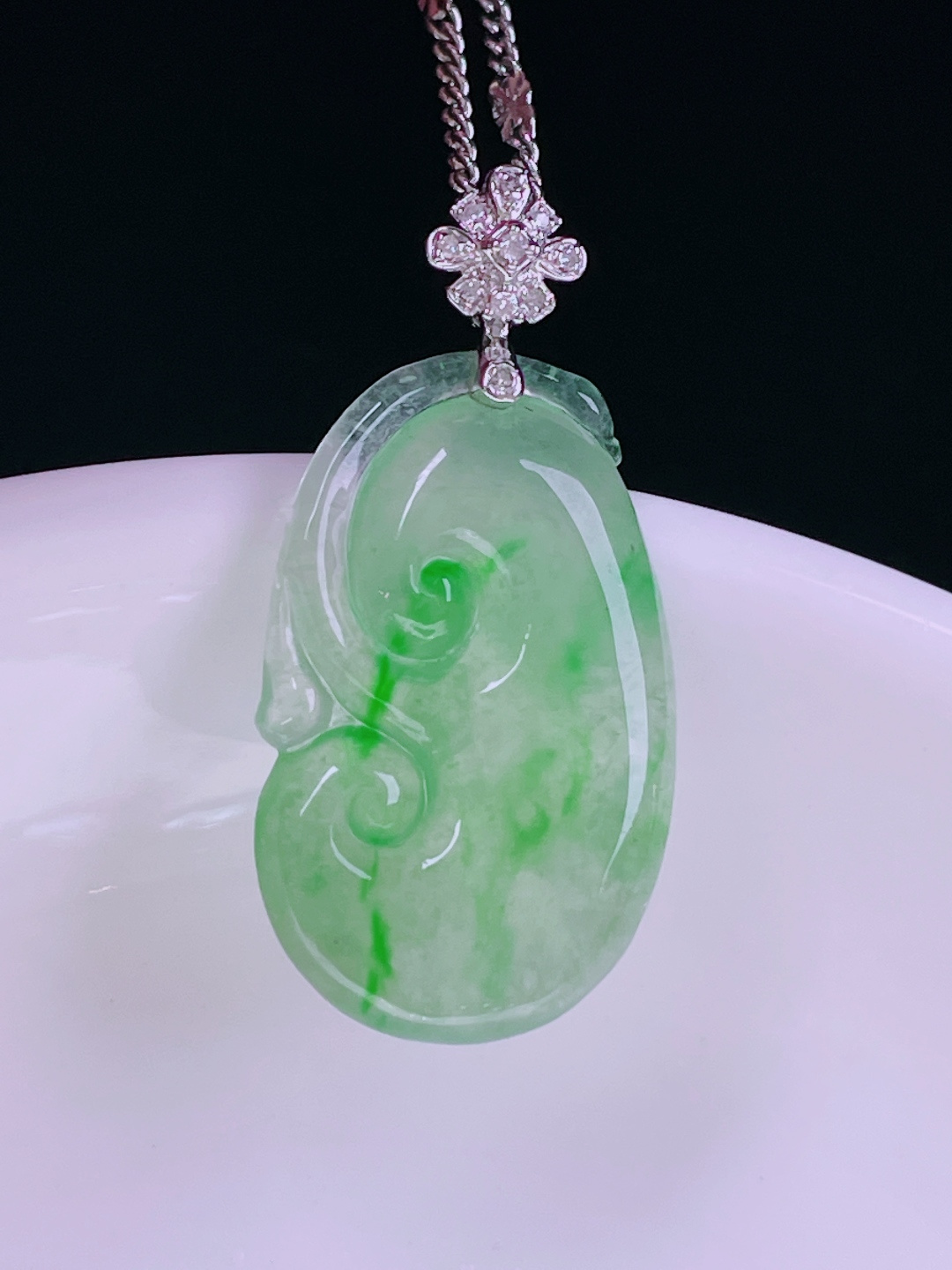冰绿如意，老种起光，细底通透，尺寸：29.8/15/3.7mm0614