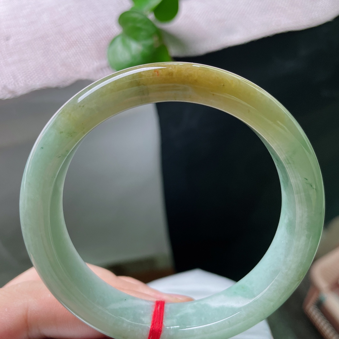 60/13.5/8.4，飘黄翡正圈，大圈口，绿底作陪，古典又有韵味，一点侧纹不显，ss54453a