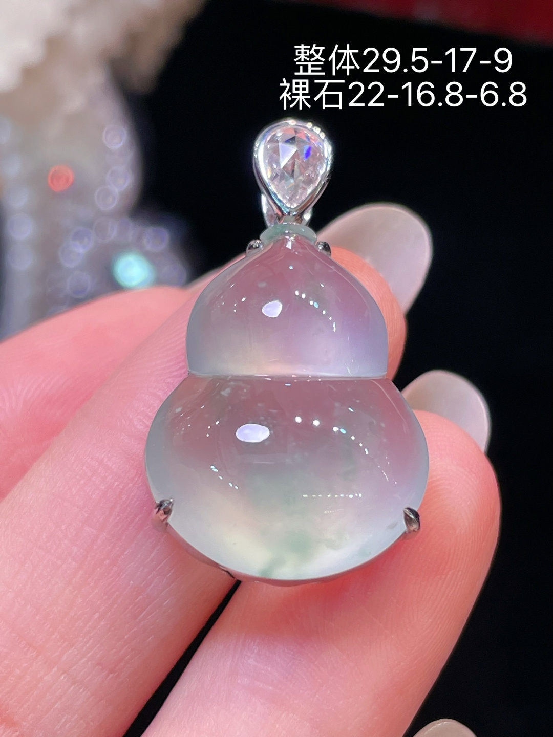 翡翠A货 葫芦吊坠 冰带绿，料子冰润细腻，种老起光，18k金镶真钻，上身佩戴效果很好 尺寸如图，2