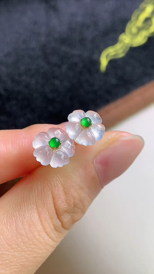 ️天然翡翠，冰透花朵，18k金耳钉 尺寸9.7-2.3 an612