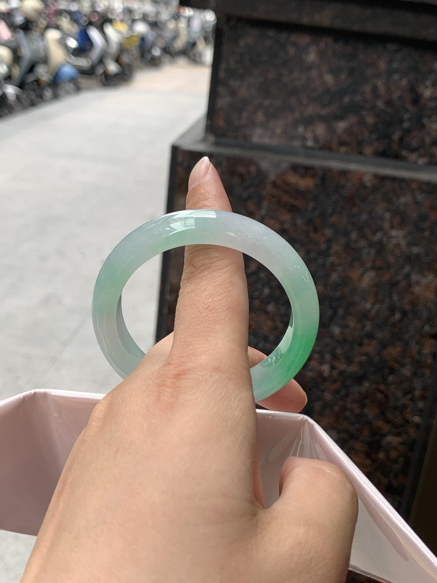 飘阳绿正圈 52-11.9-7.9 0614-N997 打灯裂，微扣，需要包容，底妆水润，几抹鲜艳夺目的阳绿花点缀，生机盎然