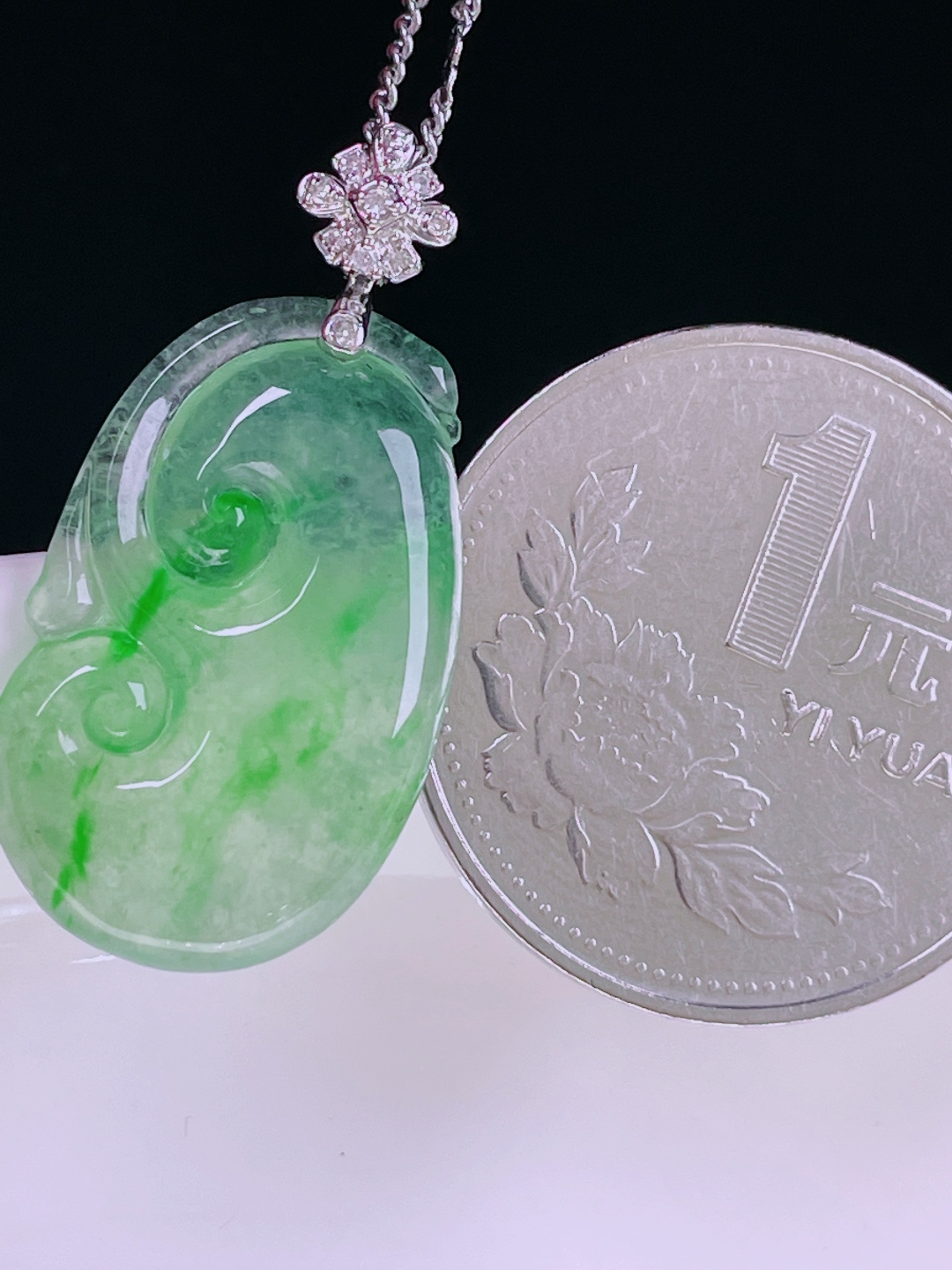 冰绿如意，老种起光，细底通透，尺寸：29.8/15/3.7mm0614