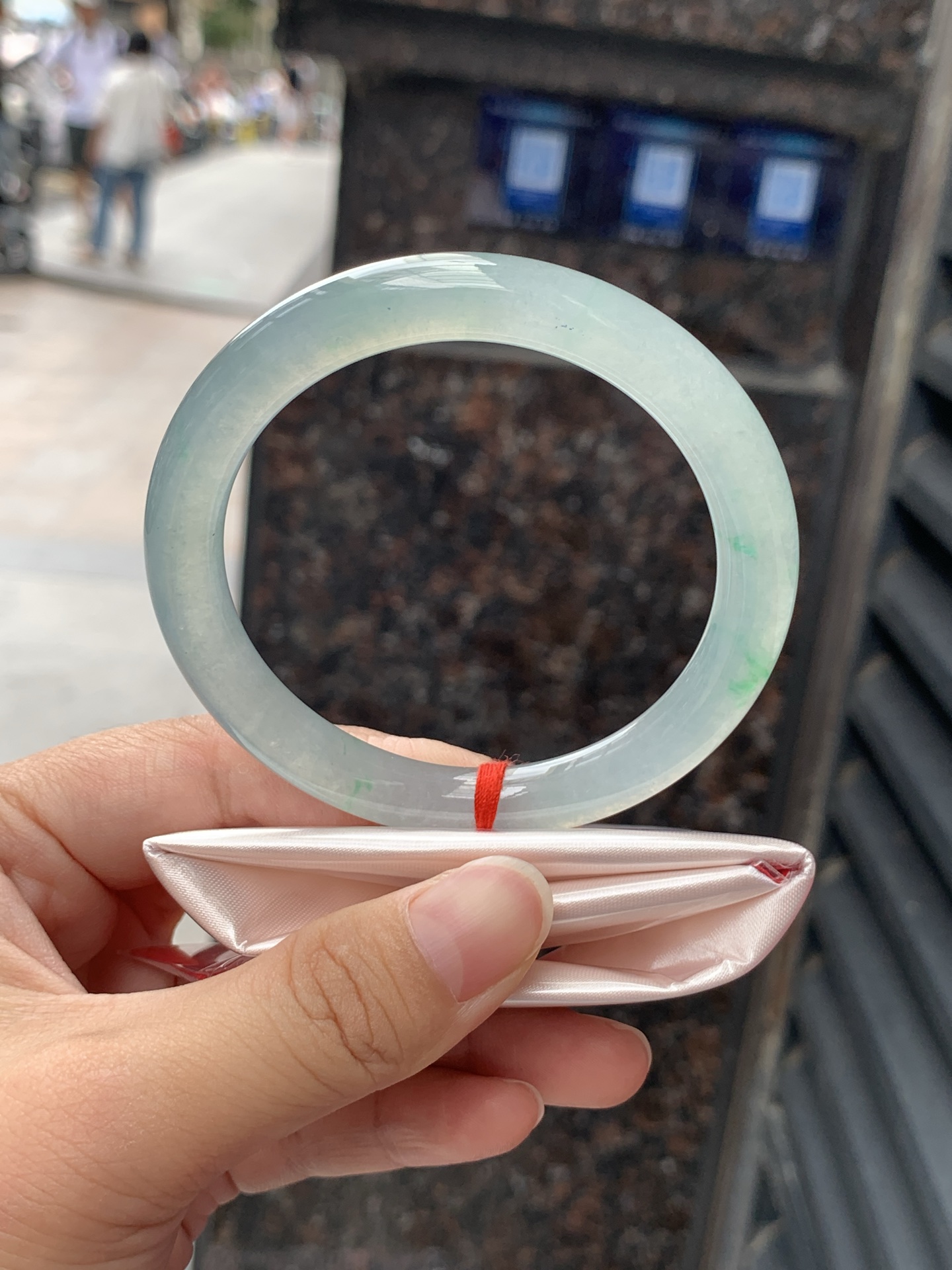 冰阳绿圆条 55.5-8.3-8.5 0614-N996 无裂，底妆冰透有水光感，阳绿色花像在水中摇曳散开，整只手镯精致优雅。