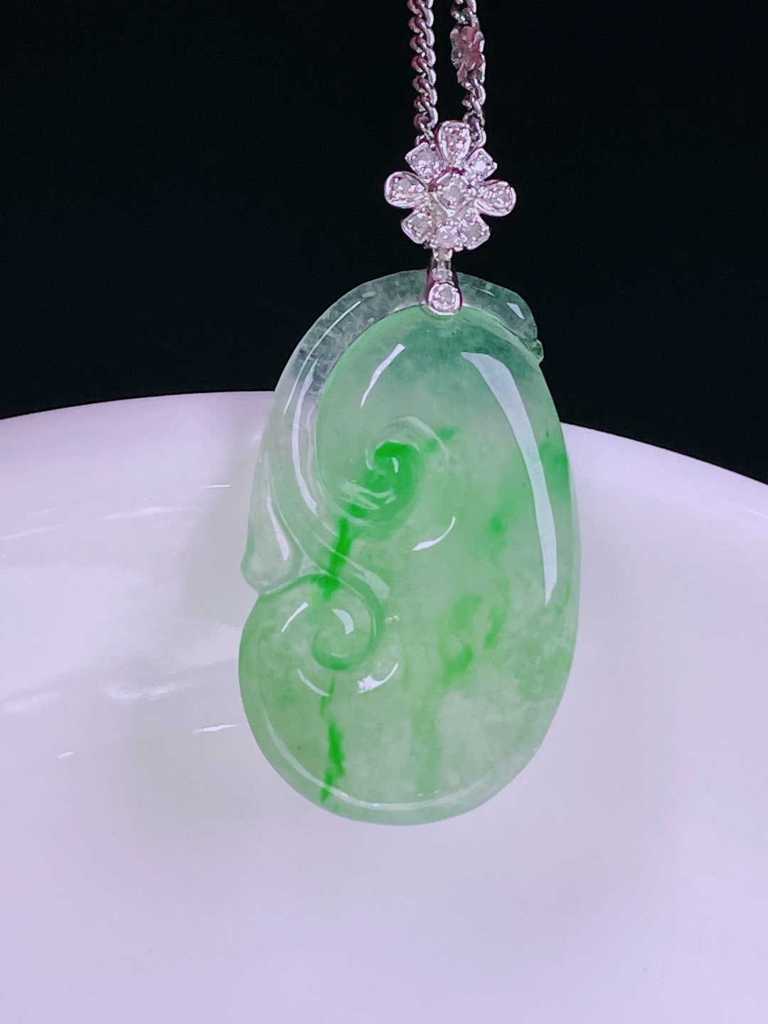 冰绿如意，老种起光，细底通透，尺寸：29.8/15/3.7mm0614