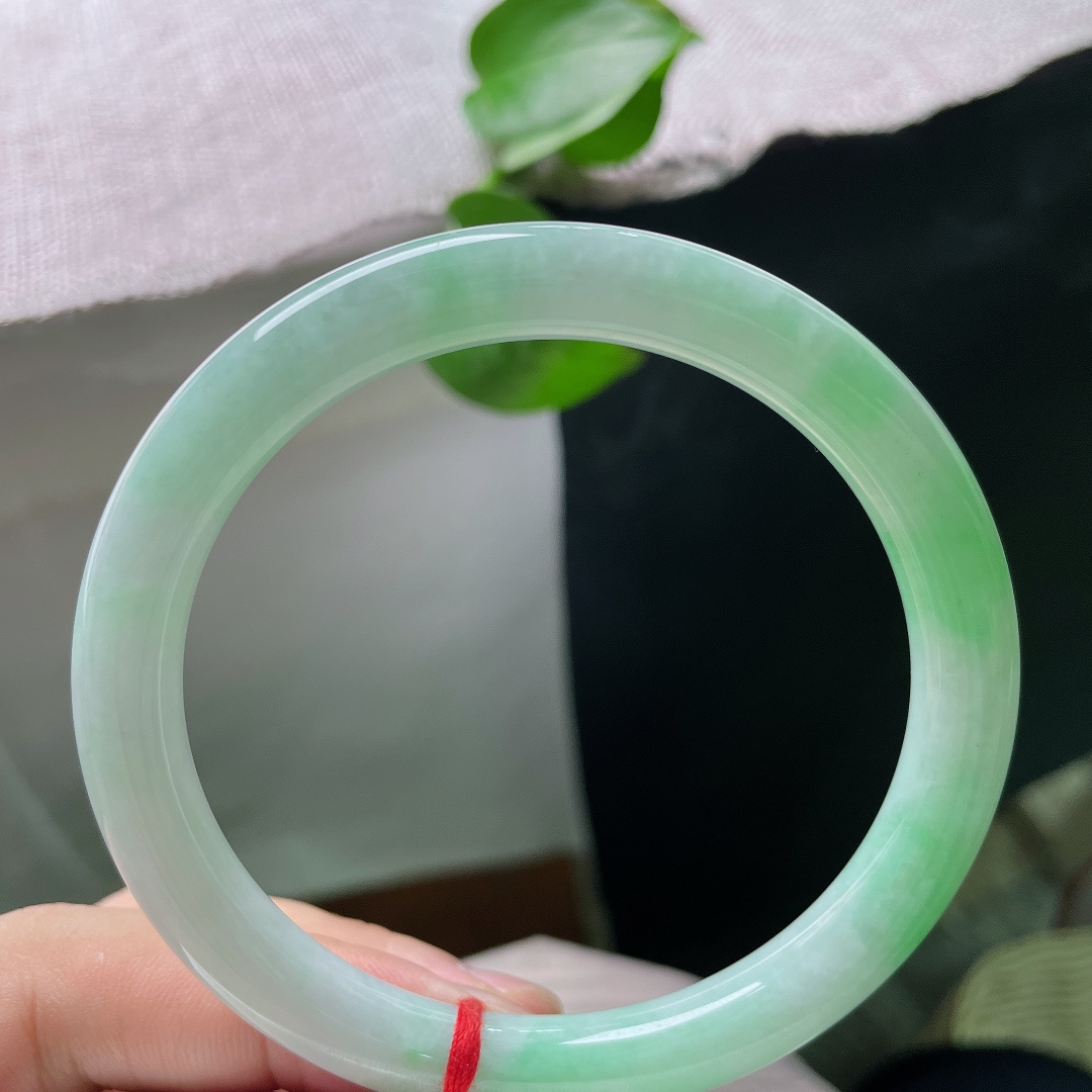 60.6/9.6，飘绿美人条，水润细腻，大口径，佩戴显气质，优雅，皮纹，ss53589a