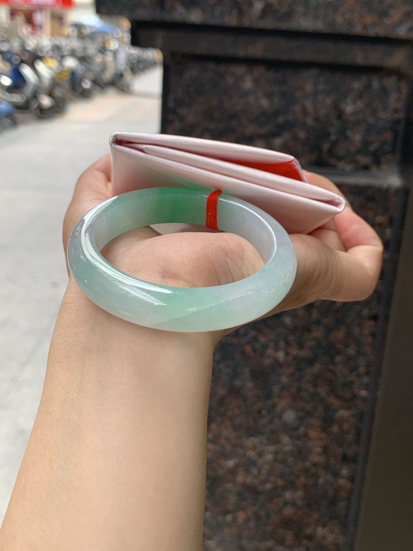 飘阳绿正圈 52-11.9-7.9 0614-N997 打灯裂，微扣，需要包容，底妆水润，几抹鲜艳夺目的阳绿花点缀，生机盎然