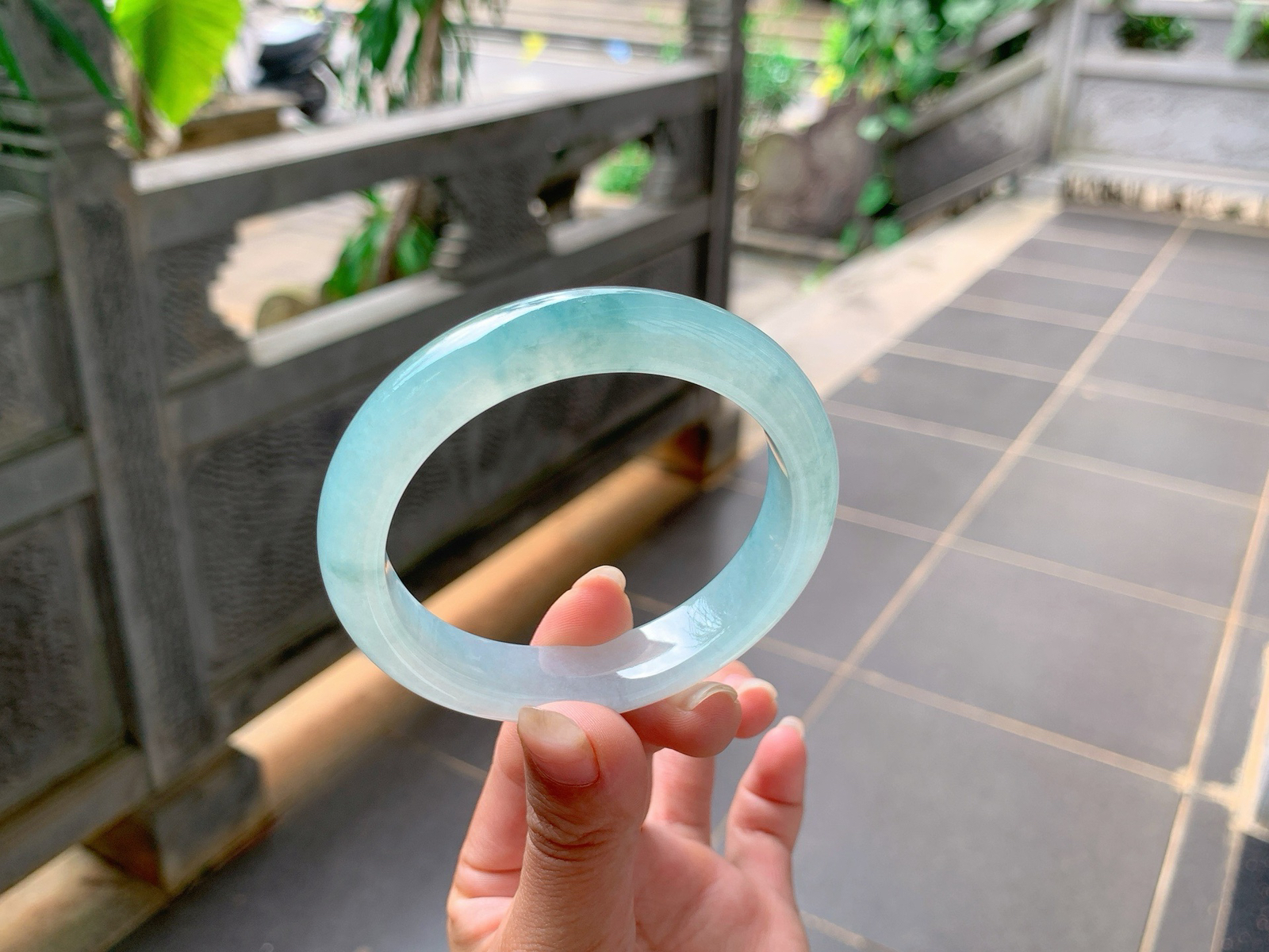 ｜58圈口
冰晴绿底，底妆胶胶的，整体清爽自然优雅大方，绿丝像荷叶一般清雅