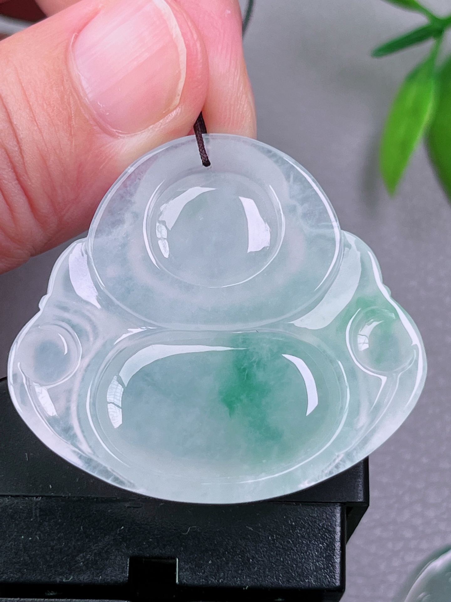 高冰种飘花大佛公，无裂，饱满厚装，笑口常开，起荧光，尺寸：37.4-40.5-8.8