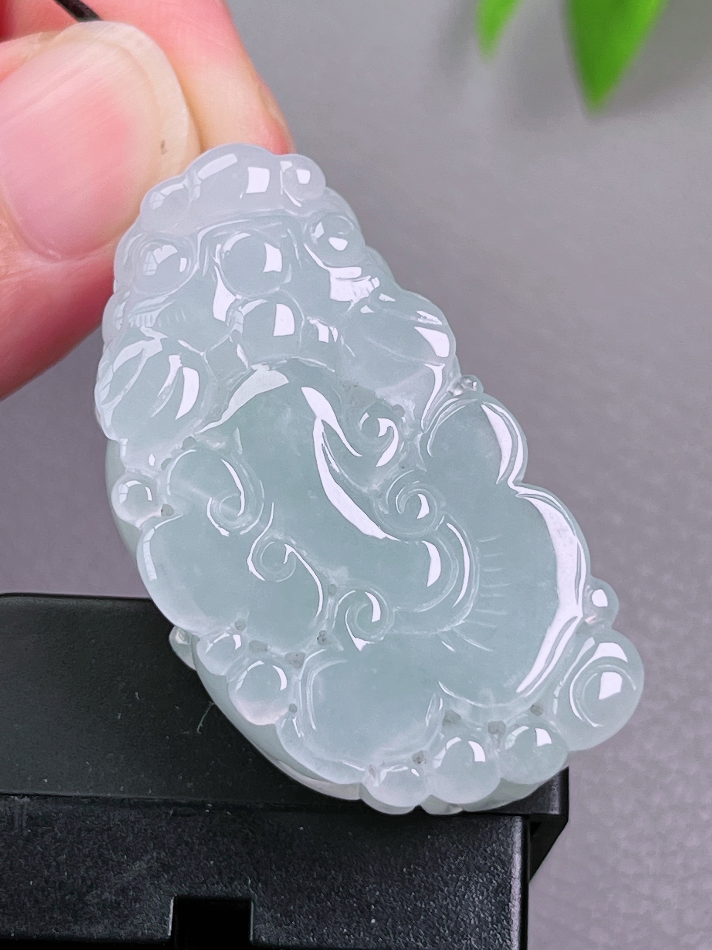 高冰貔貅，无裂，种水油润，冰透水润，起荧光，尺寸：42.3-23.2-12.3