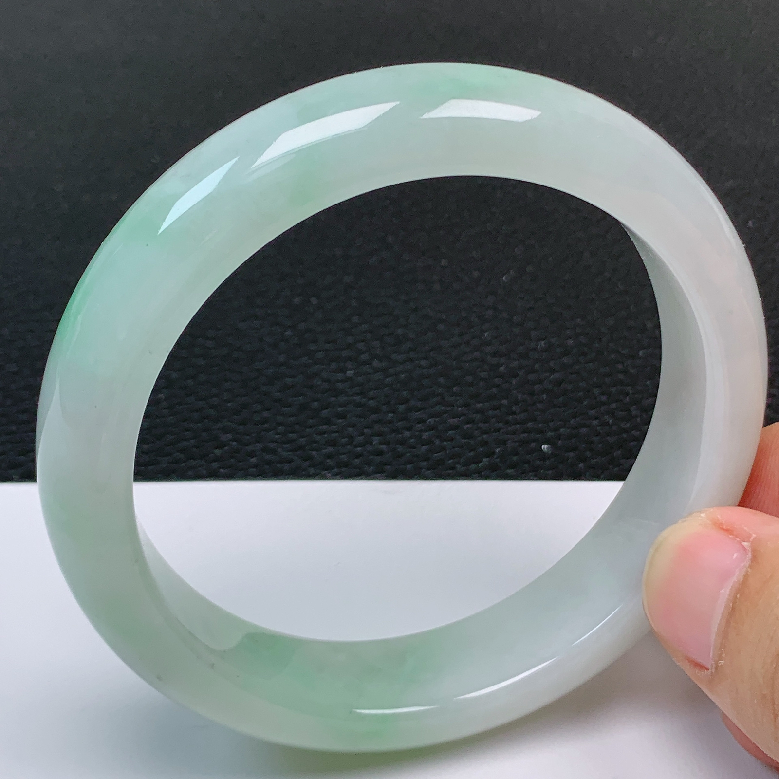 圈口61～62 天然翡翠老坑细腻飘绿正圈手镯 尺寸61.8*15*9.3mm