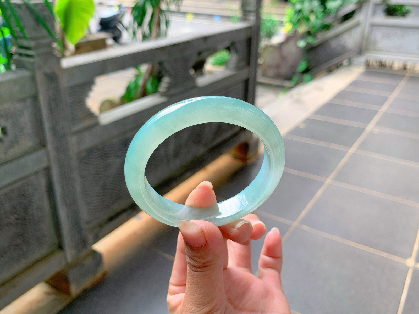 ｜54圈口
冰绿晴底，整体冰润胶透，色泽清甜入心，很青春的色系，