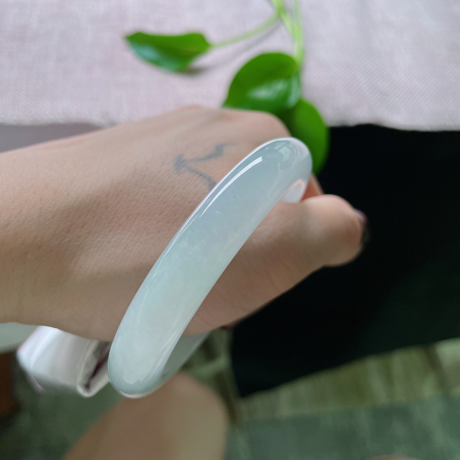 51.8/10.6/8.1，冰晴底正圈，是黎明时分，冻结在冰川里的第一抹天光。 清冷，又带着破晓的温柔。ss53009a..