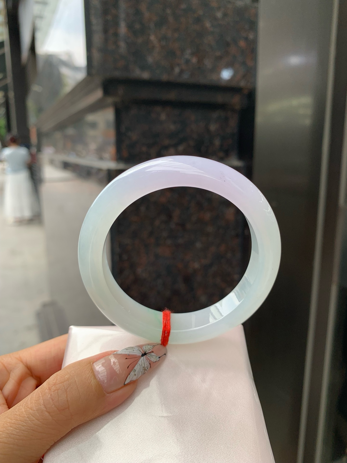 淡春彩正圈
56.1-8.9-12.2
0328-563-256
打灯细纹，不影响，底妆细腻，半圈冰晴色碰上半圈冰紫色，像是融化了的春天，所有的美好交织在一起，让人心生宁静而淡淡的欢喜。
