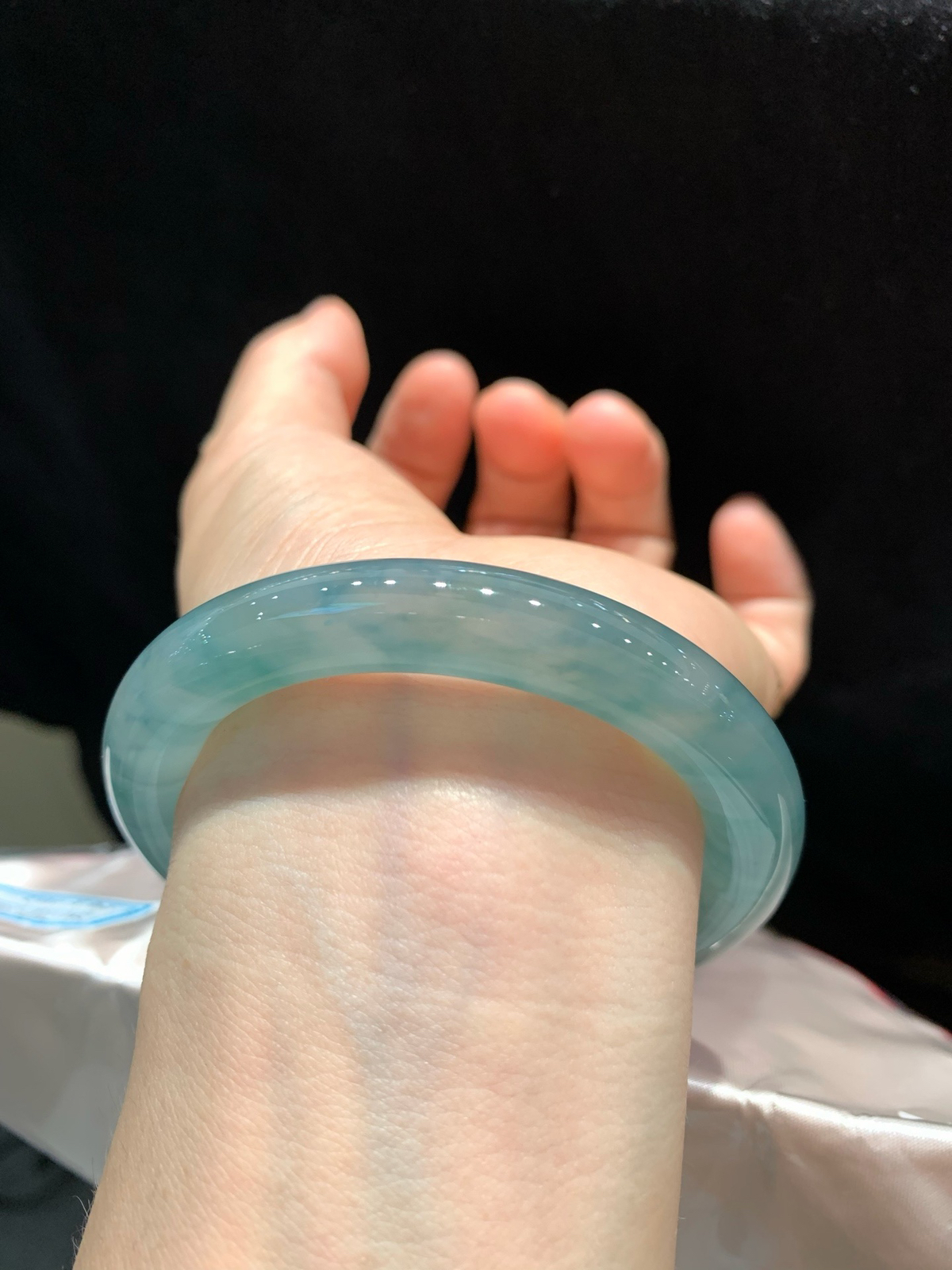 尺寸54.6/10.3，冰蓝圆条手镯
水润冰透 种老肉细