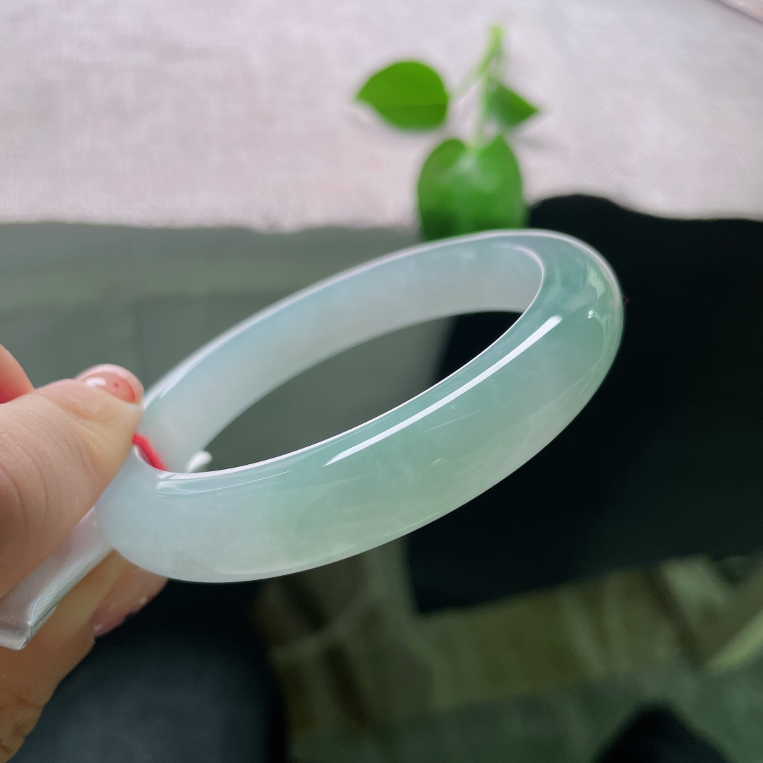 59.7/12/8.6，浅油绿正圈，种老，质地温润，大圈口，时尚，优雅，无裂，ss54166a