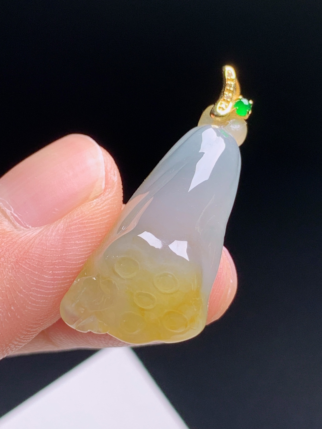 冰黄翡莲蓬吊坠，俏色巧雕胶感十足，18K金伴绿蛋多子多福