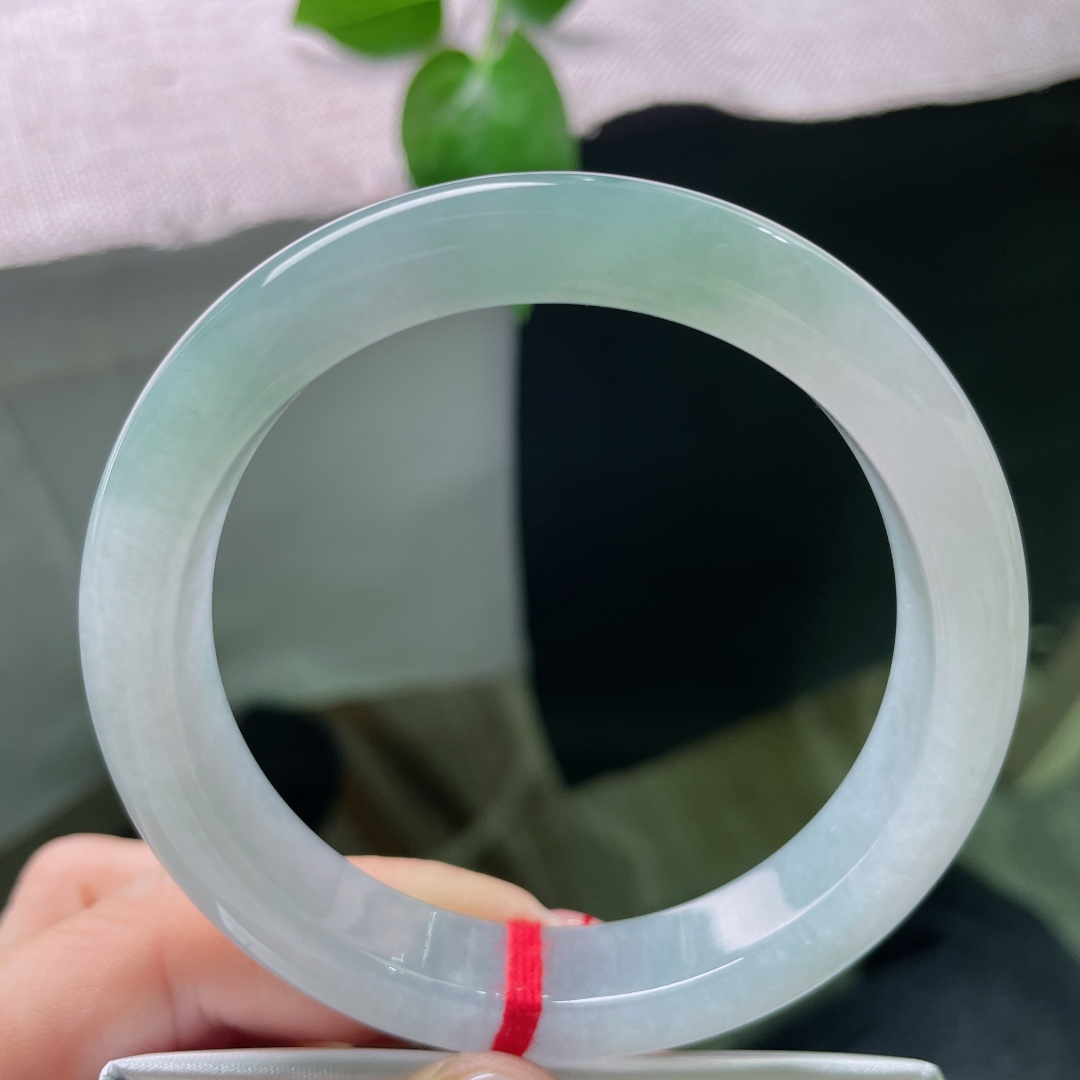 59.7/12/8.6，浅油绿正圈，种老，质地温润，大圈口，时尚，优雅，无裂，ss54166a