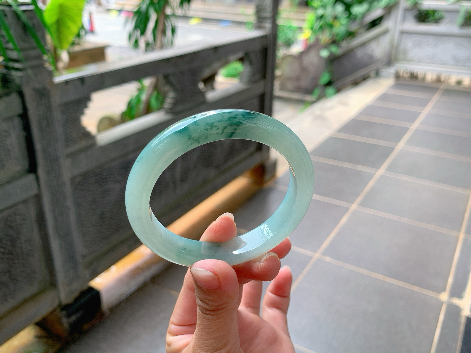 ｜58圈口
冰飘花翡翠手镯，墨绿花，整体冰润细腻，端庄