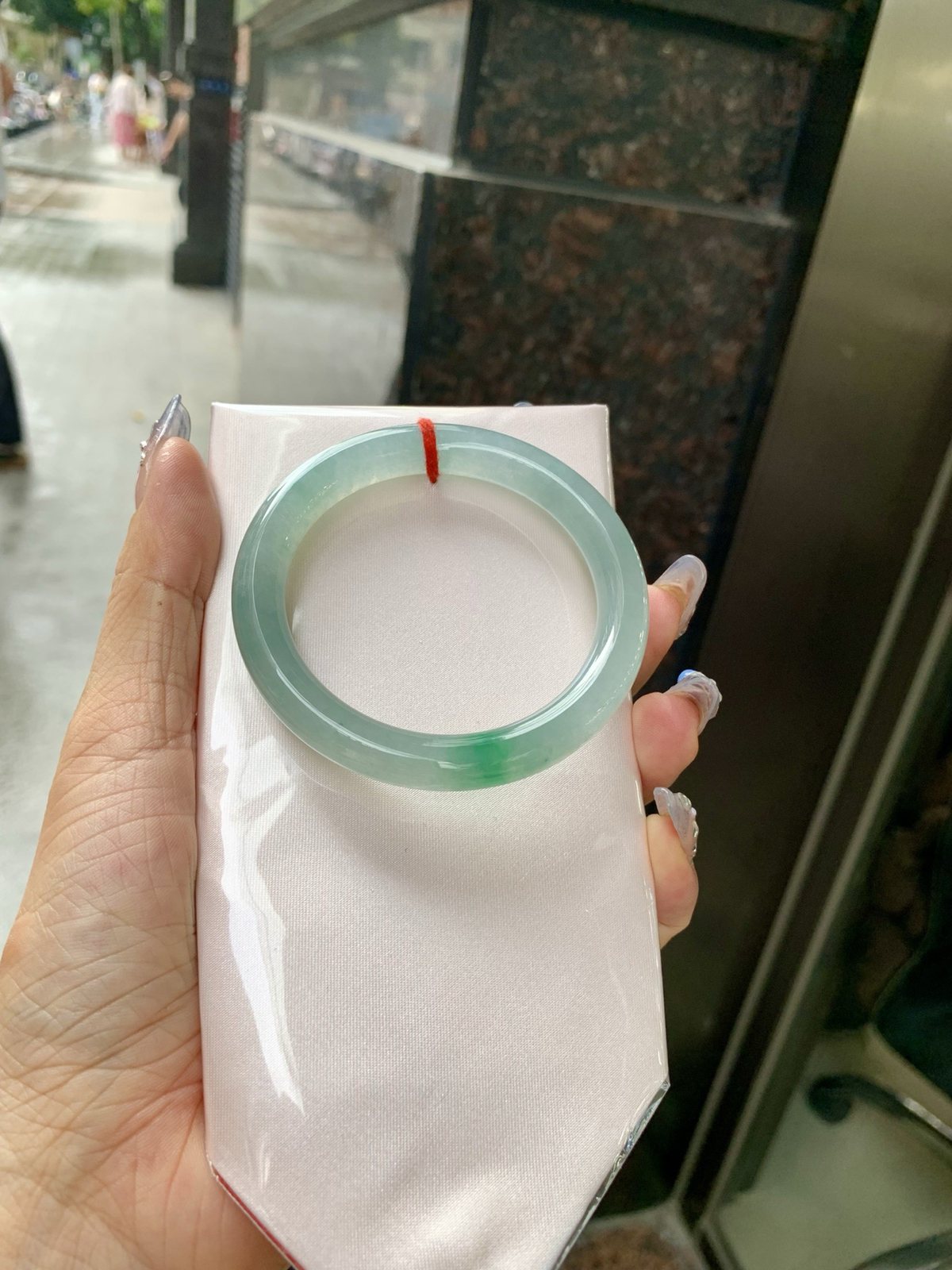 特惠活动#冰飘绿花美人条
53.1-9
打灯细纹，底妆冰润，简约却充满灵气，一抹绿花点缀，清新如芽，宛若自然的画卷凝结于腕间，静中带动，韵味悠长..