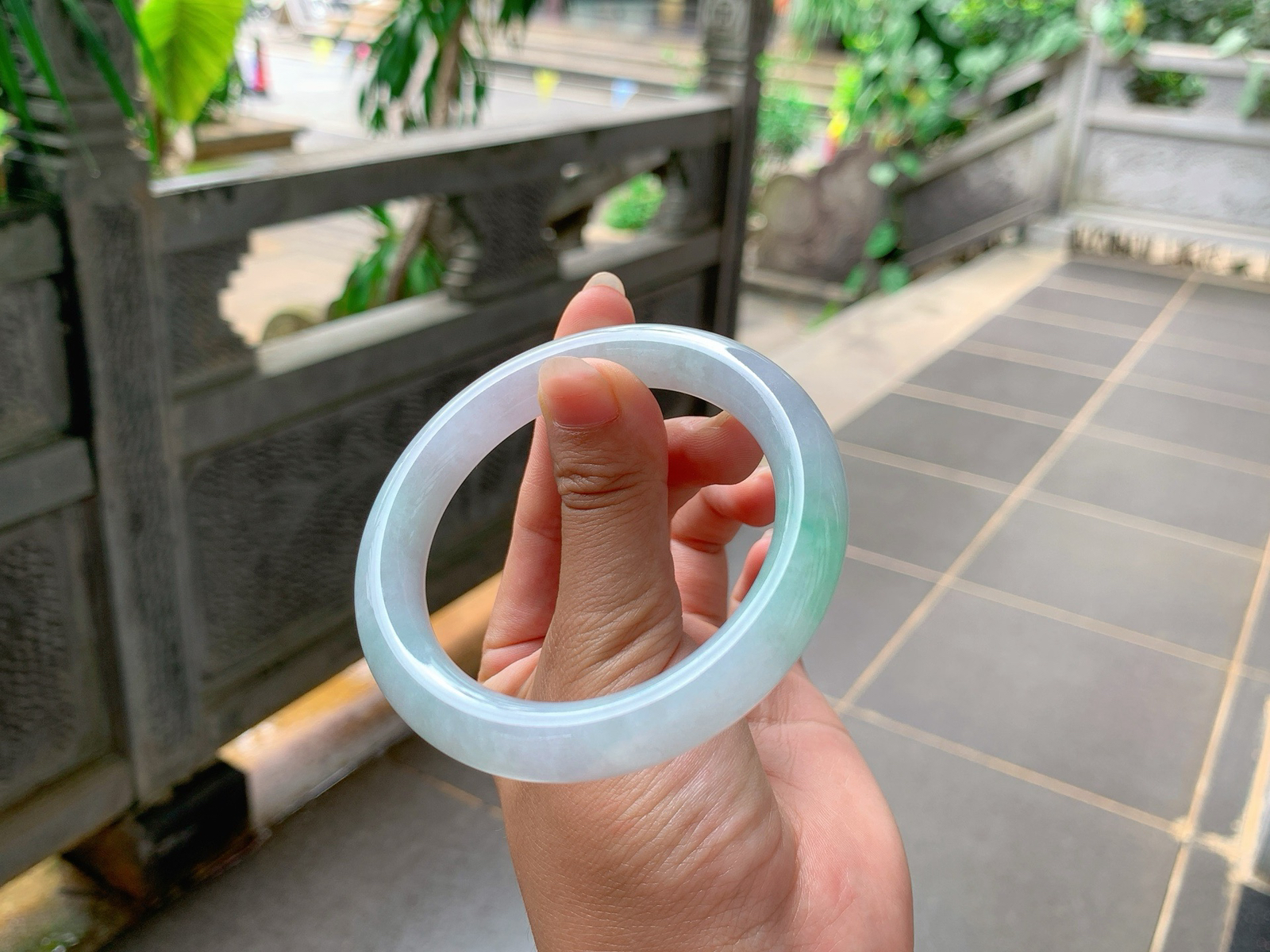 ｜55圈口
春底飘绿花，条粗:10.5，低调不做作，冰冰润润的，秀美端庄，
