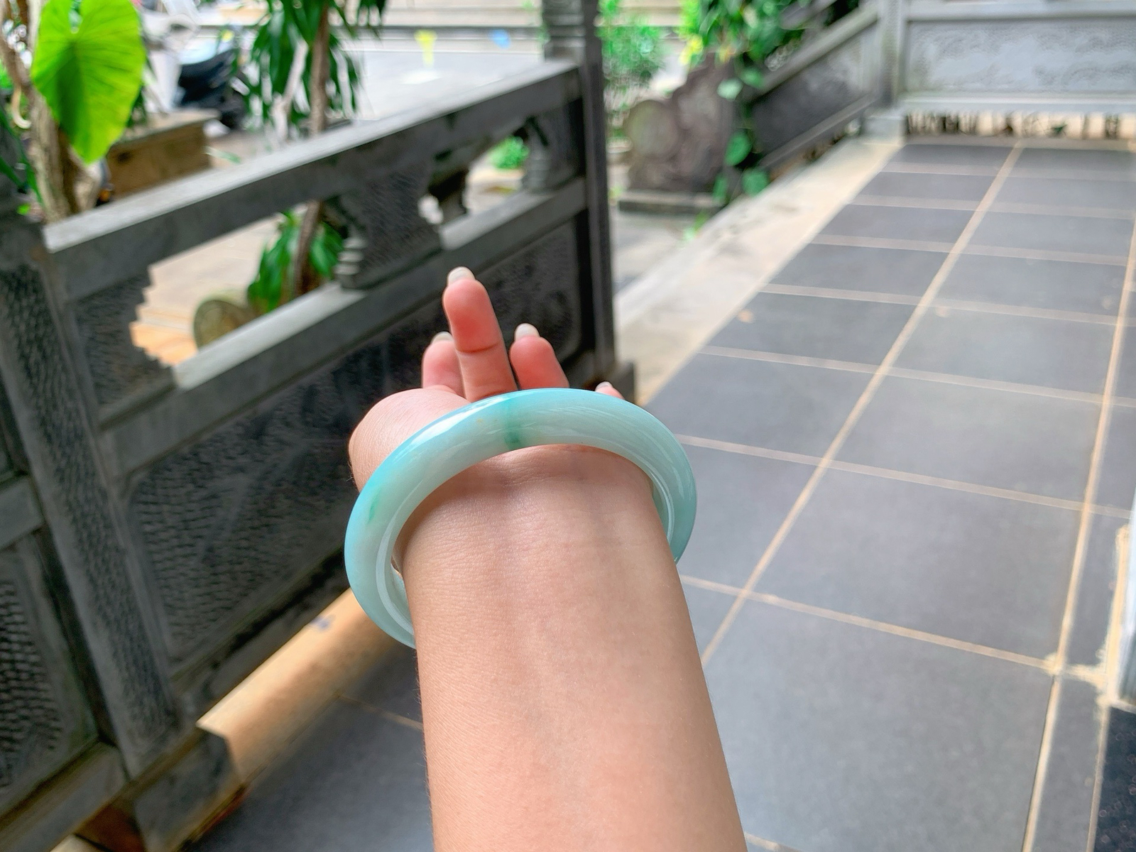 ｜59圈口
蓝底飘花，一抹绿花如竹叶一般青翠飘落，肉质细腻，优雅大方