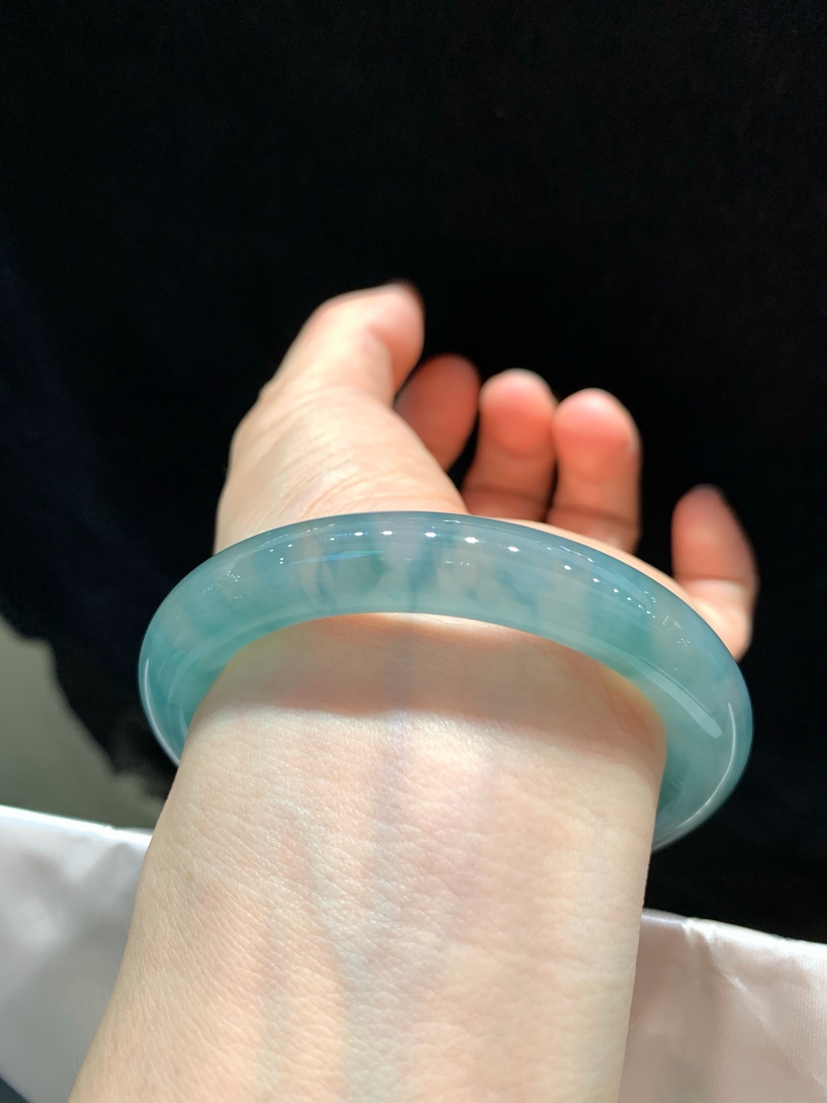 尺寸54.6/10.3，冰蓝圆条手镯
水润冰透 种老肉细