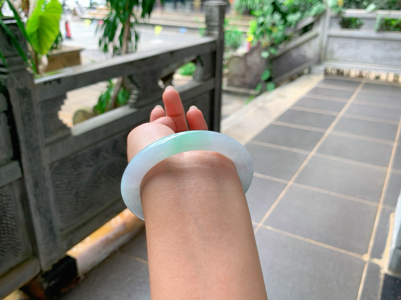 ｜55圈口
春底飘绿花，条粗:10.5，低调不做作，冰冰润润的，秀美端庄，