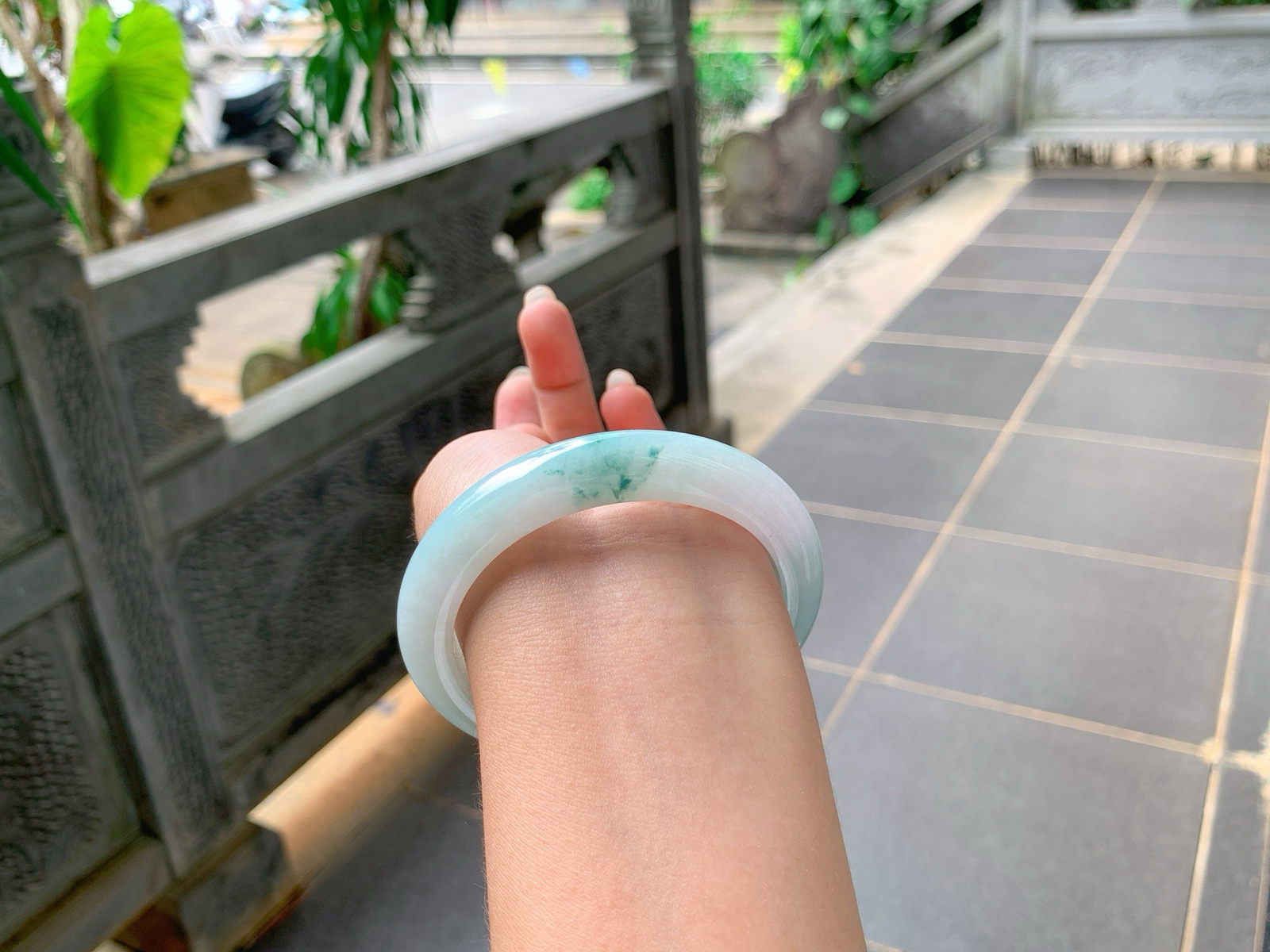 ｜57圈口
冰飘蓝花翡翠手镯，花色晕开灵动轻盈，底妆细腻柔和，