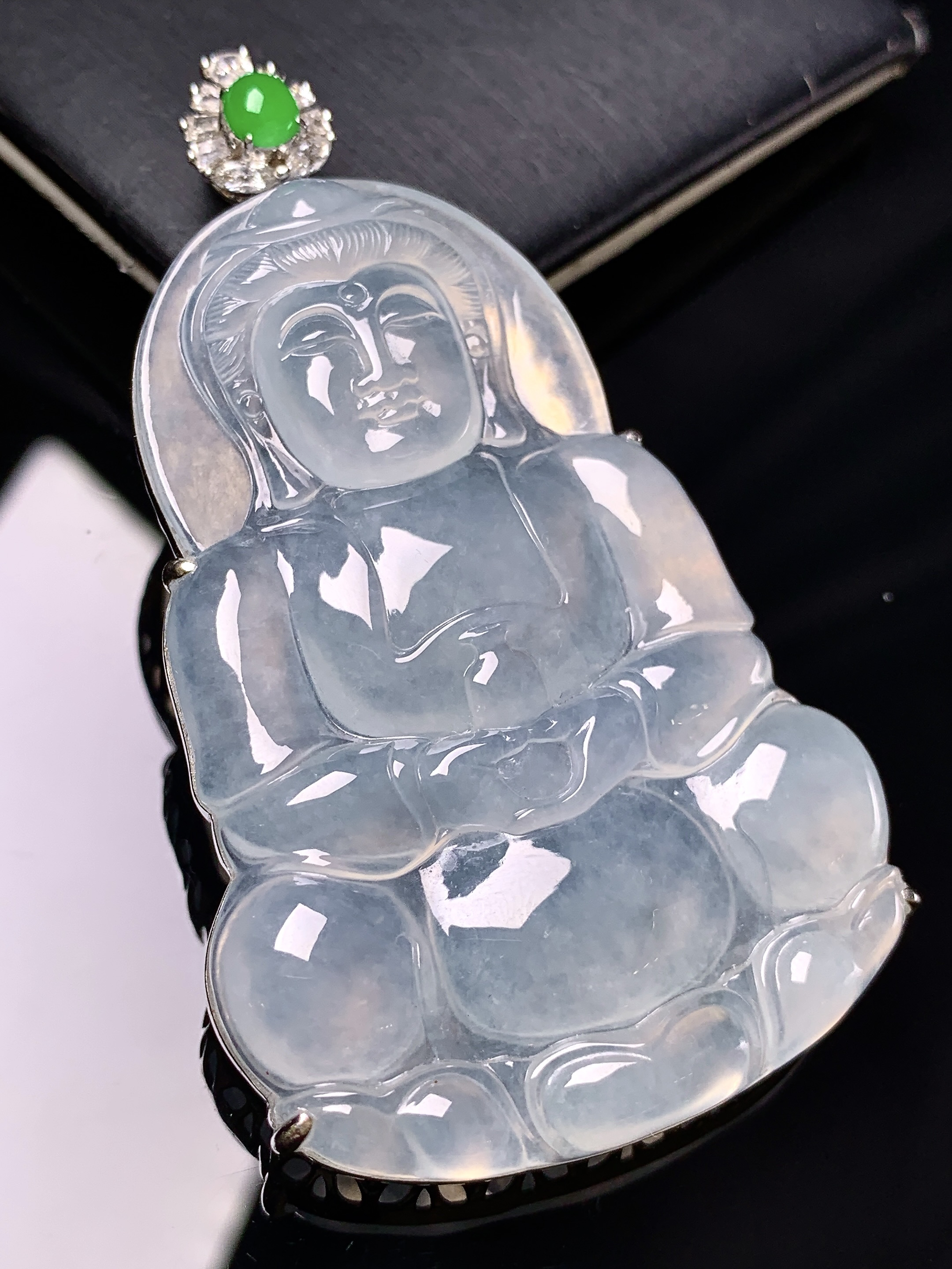 18k金钻镶嵌冰种观音菩萨吊坠 玉质细腻 色泽艳丽清新 整体尺寸65.3*38*9 a4