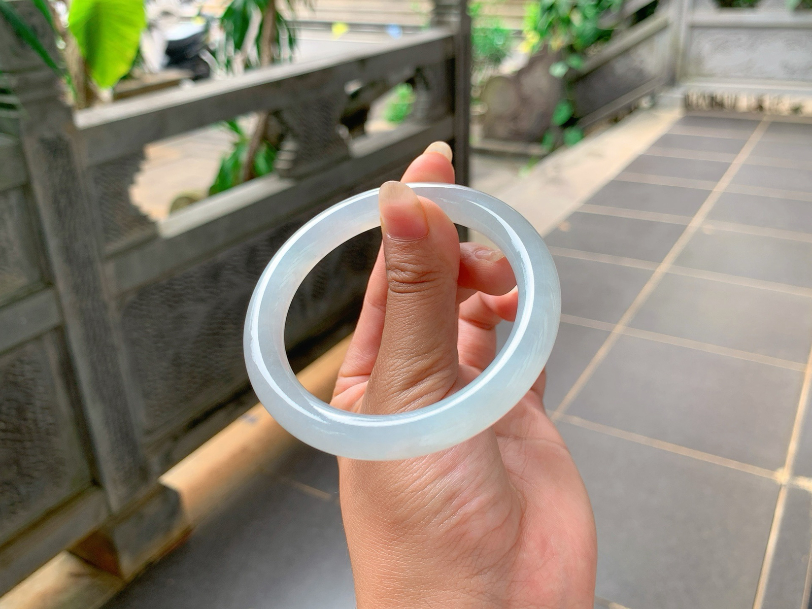 ｜55圈口
底色淡淡的美人条，条粗:9.1，若隐若现中有点花丝在飘逸，水汪汪的，温润细腻，