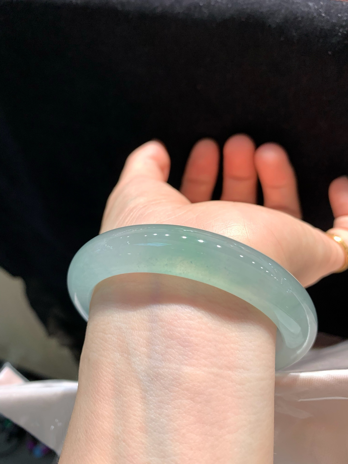 尺寸56.3/11.9/9.1，冰种手镯
水润细腻 清新甜美 冰透