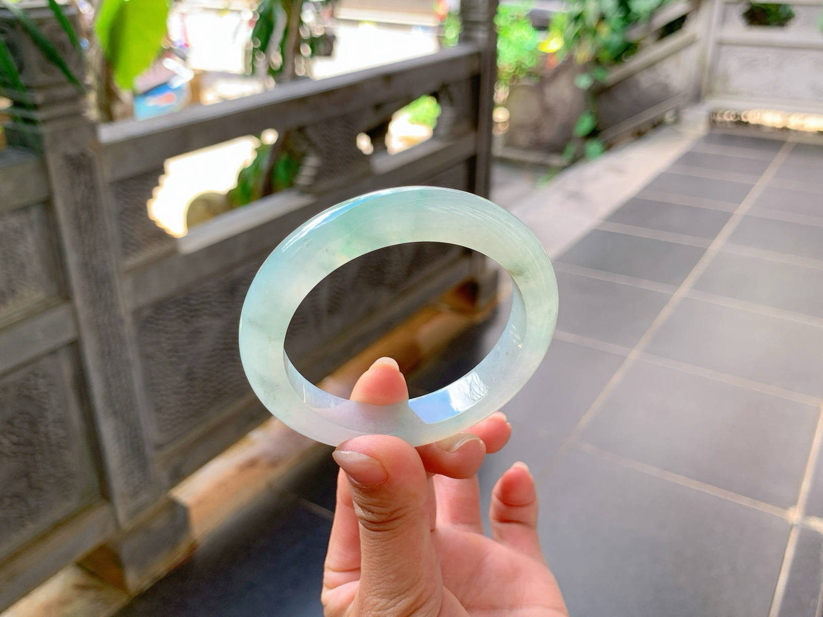 ｜54圈口
冰晴底，飘金丝绿花，种老胶透，伴随着乌鸡花在飘逸，别有一番风味