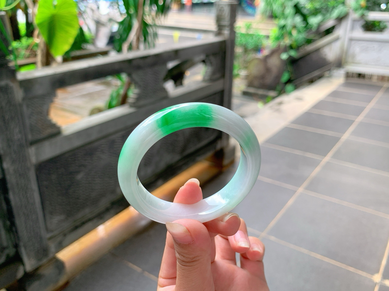 ｜51圈口
白底青，飘阳绿花，色彩浓郁鲜艳，精致小巧，底妆细腻自然，