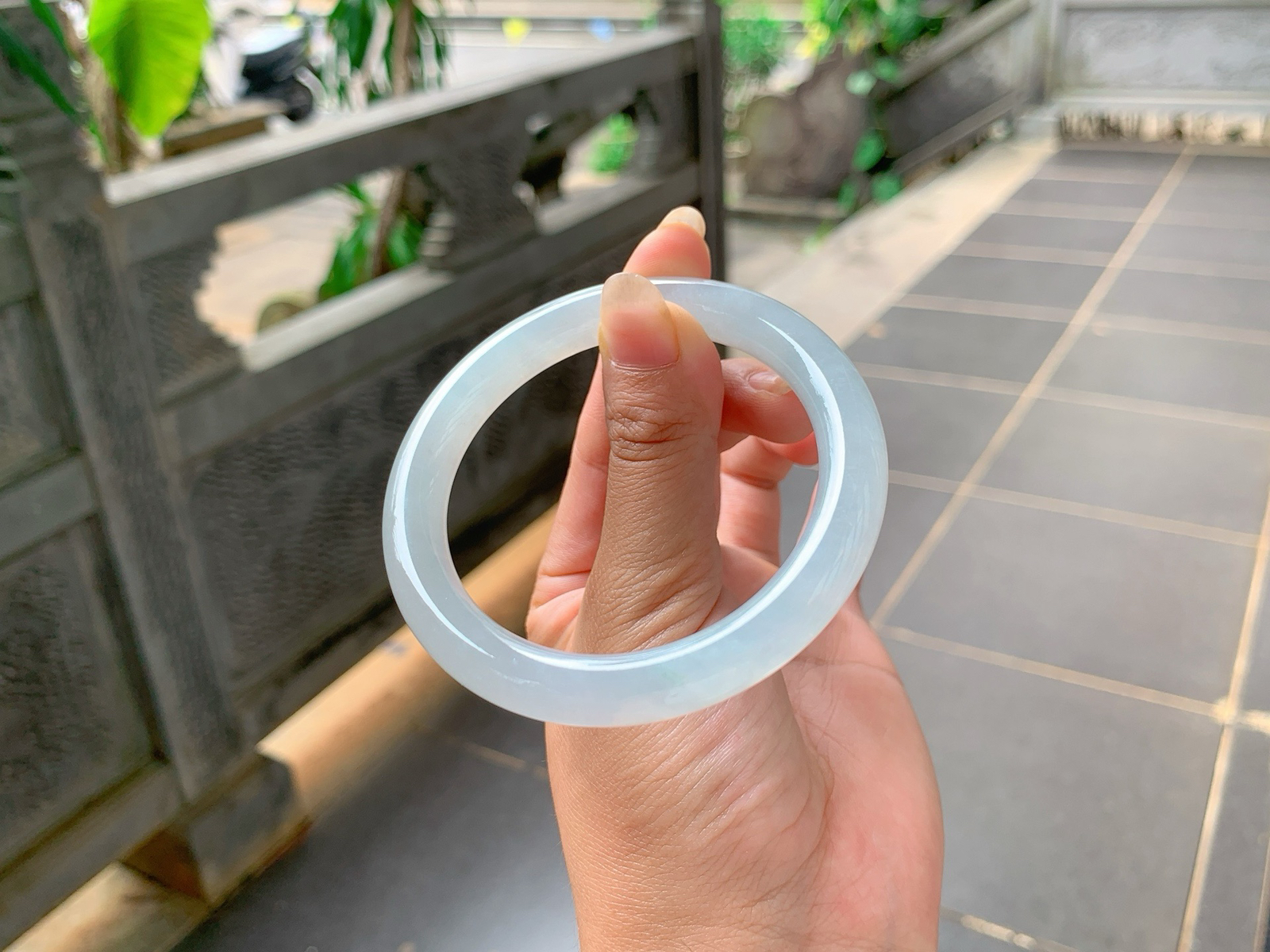 ｜55圈口
底色淡淡的美人条，条粗:9.1，若隐若现中有点花丝在飘逸，水汪汪的，温润细腻，