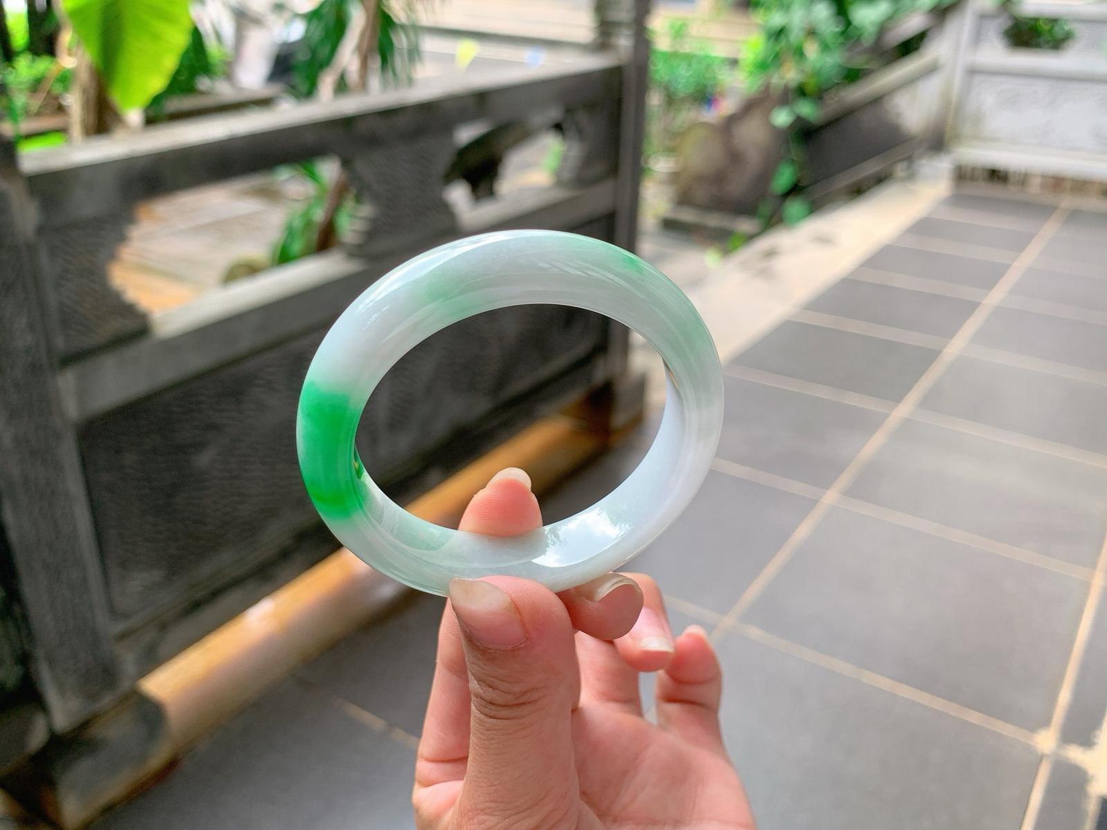 ｜51圈口
白底青，飘阳绿花，色彩浓郁鲜艳，精致小巧，底妆细腻自然，