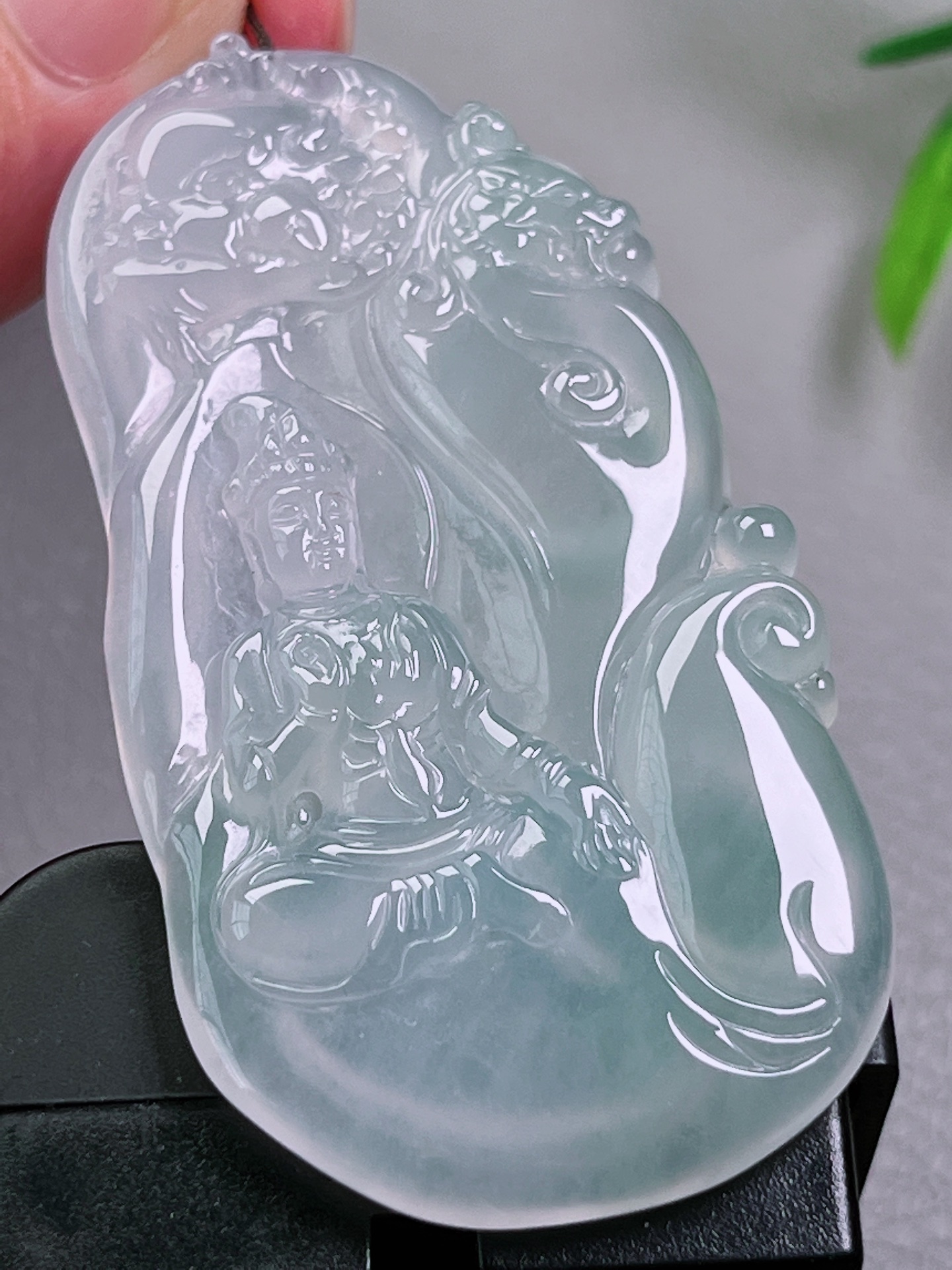 高冰种御龙观音，无裂，玉质油润，冰透水润，起荧光，尺寸：61.2-32.9-5.4