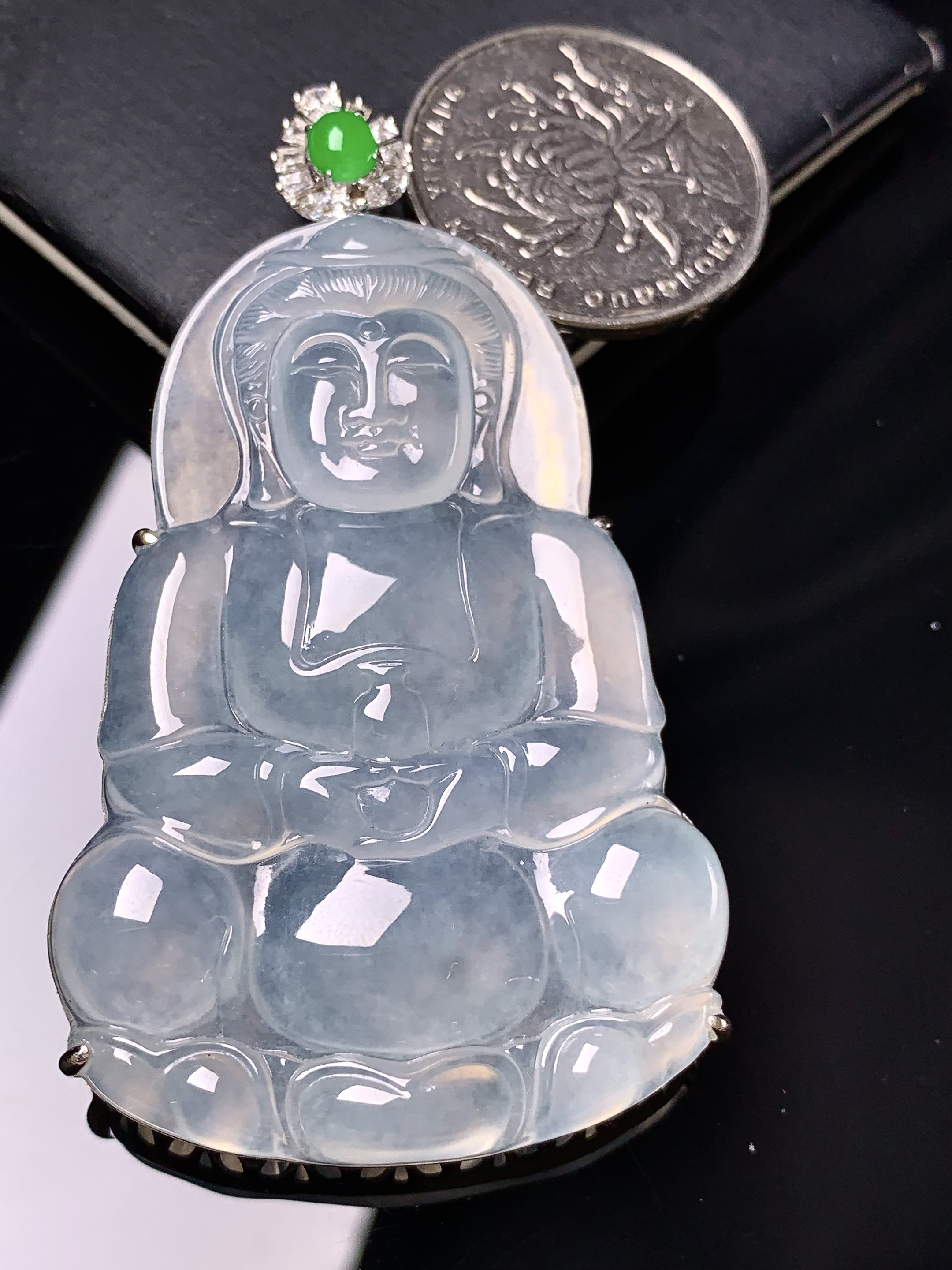 18k金钻镶嵌冰种观音菩萨吊坠 玉质细腻 色泽艳丽清新 整体尺寸65.3*38*9 a4