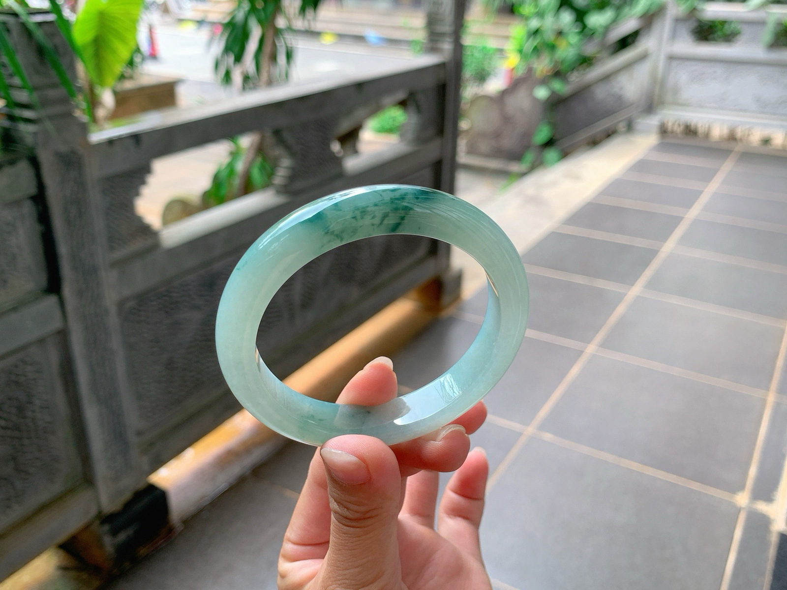 ｜58圈口
冰飘花翡翠手镯，墨绿花，整体冰润细腻，端庄