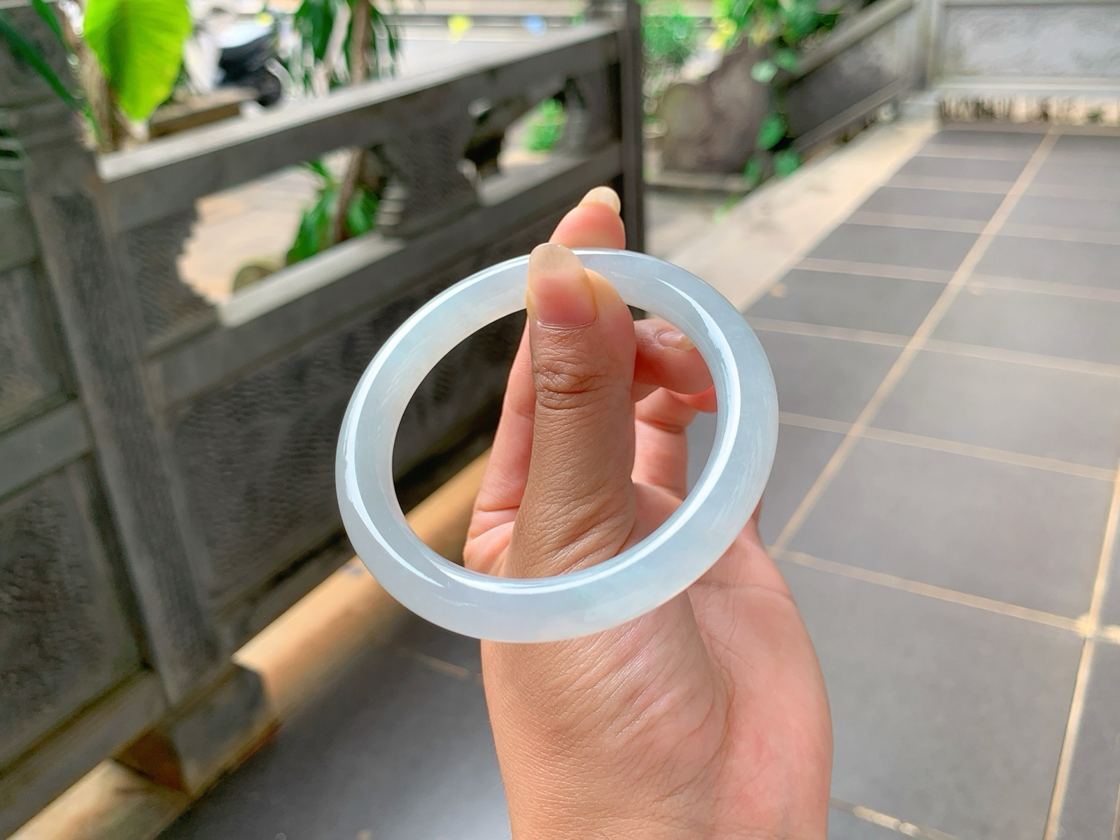 ｜55圈口
底色淡淡的美人条，条粗:9.1，若隐若现中有点花丝在飘逸，水汪汪的，温润细腻，