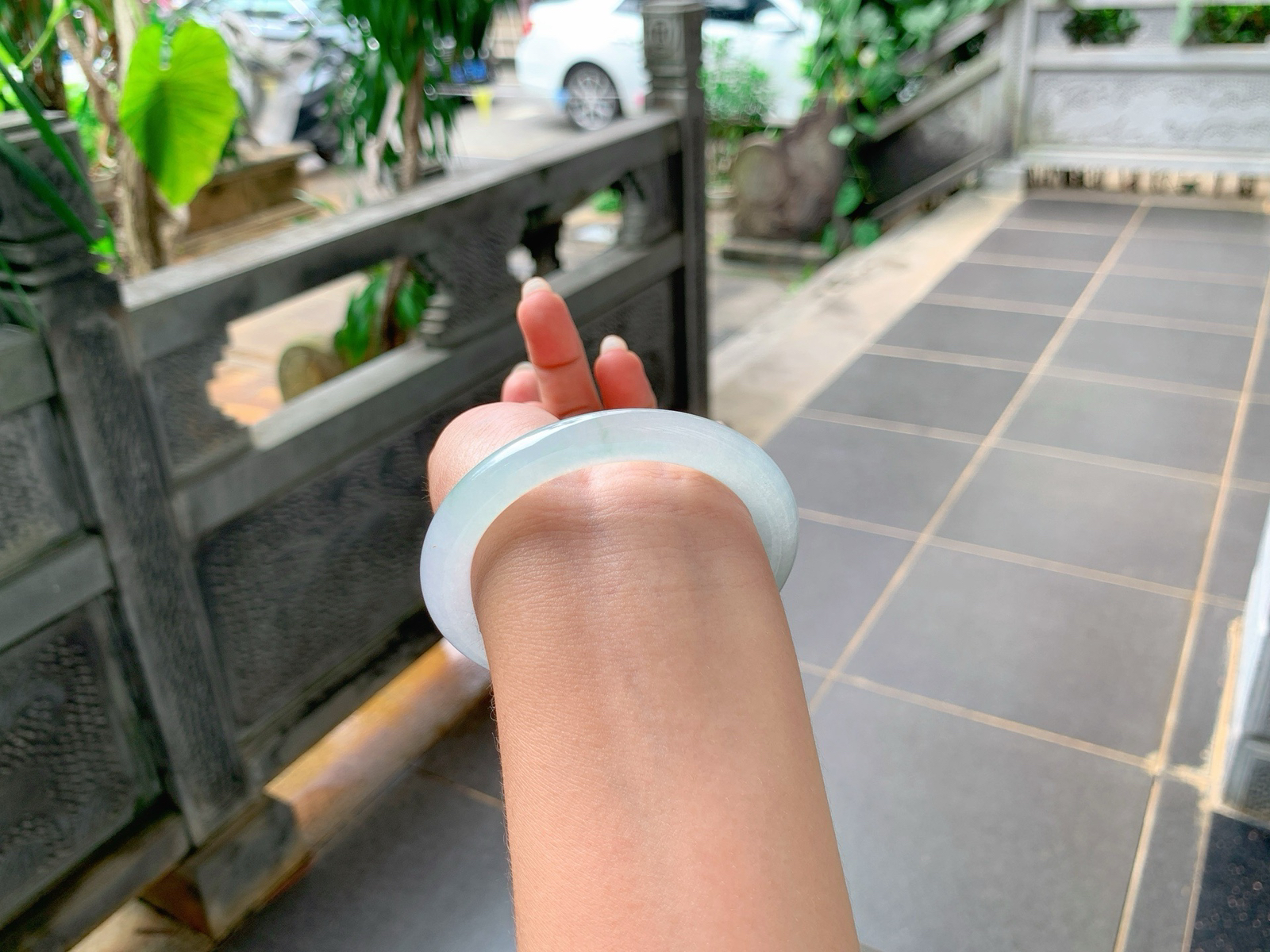⏳｜54圈口
冰福镯，条粗:8.6，淡淡的晴绿底色，飘一抹若隐若现的绿丝丝花，清雅冰润，
